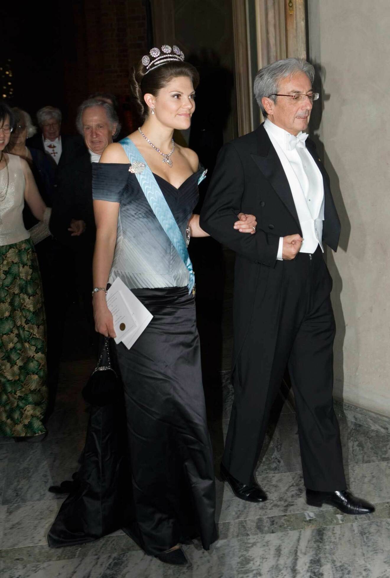 2007 bar kronprinsessan Victoria en chiffongklänning i vitt, svart och grått av Pär Engsheden
