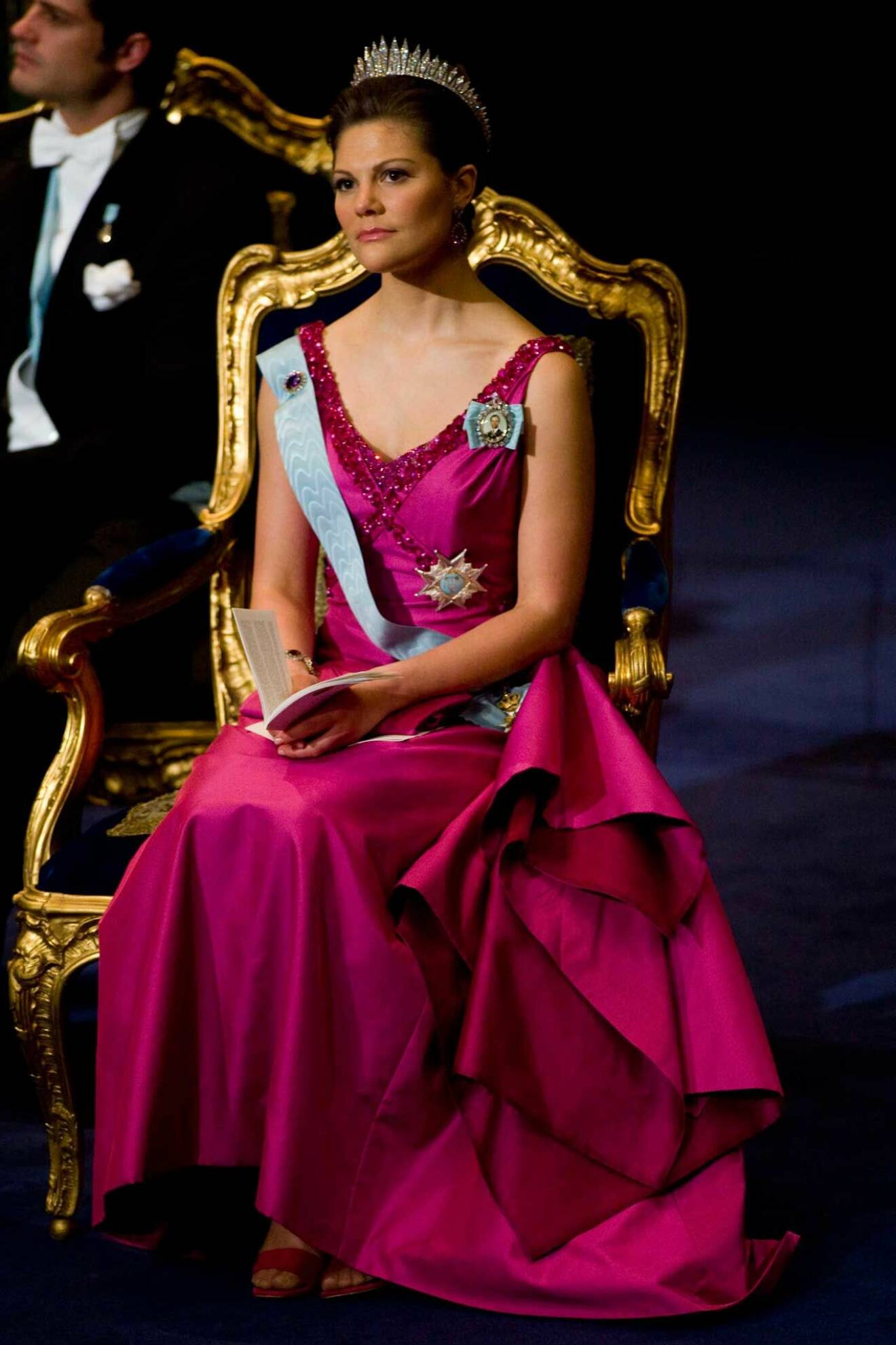 År 2008 bar kronprinsessan Victoria en rosa sidenklänning av Lars Wallin