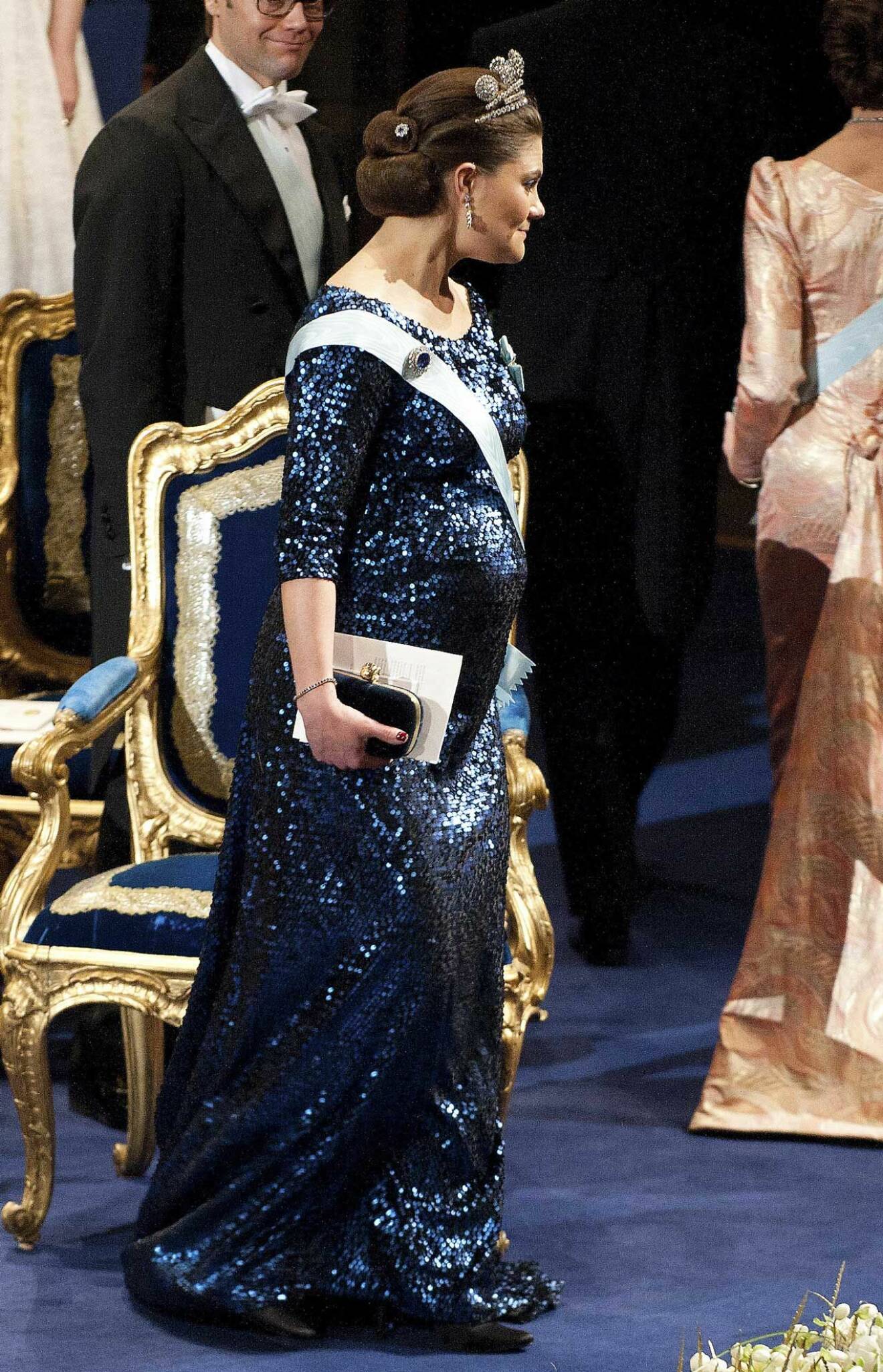 När kronprinsessan Victoria väntade Estelle bar hon en glittrig klänning av Pär Engsheden