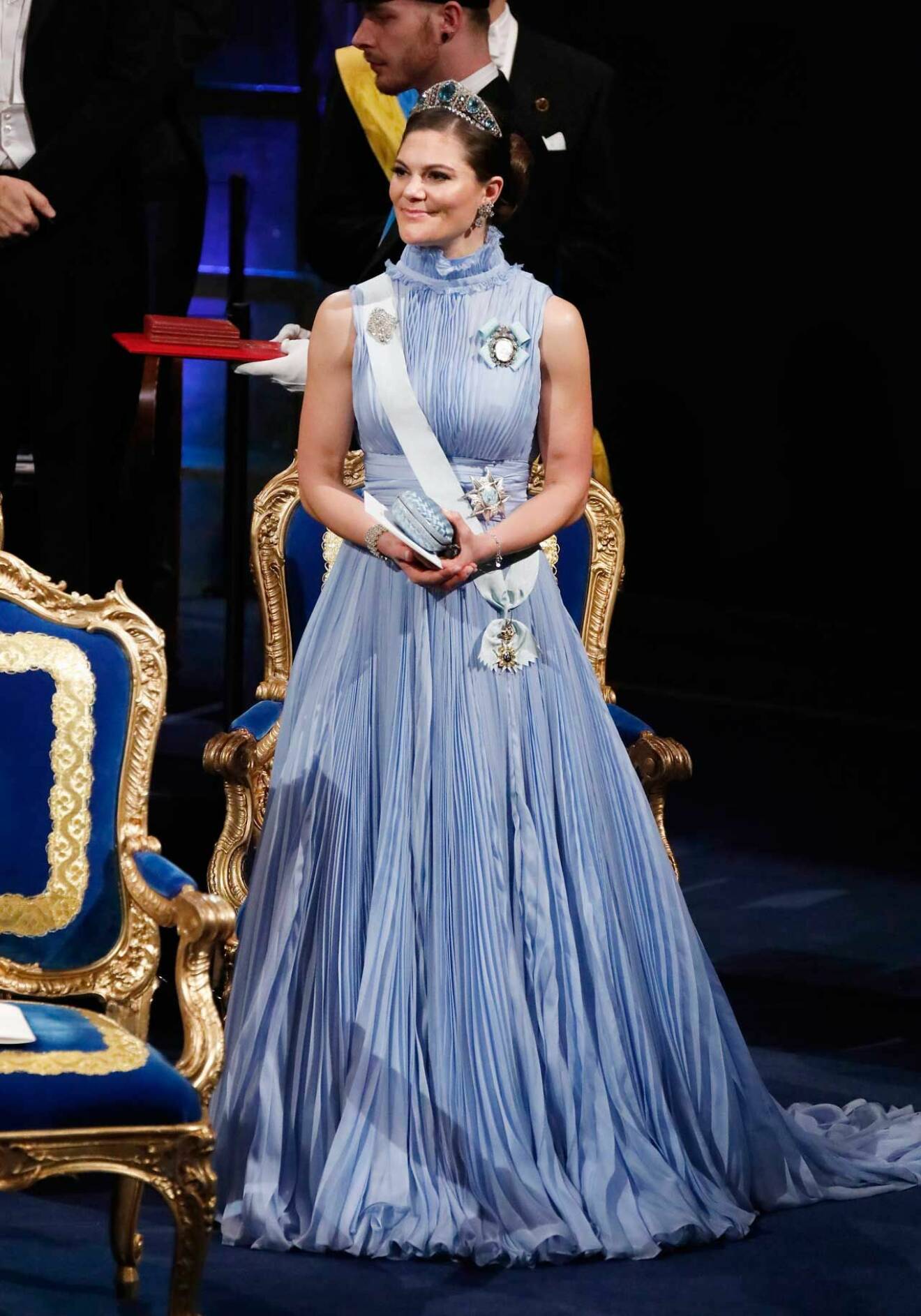2017 bar kronprinsessan en nobelklänning skapad av Jennifer Blom
