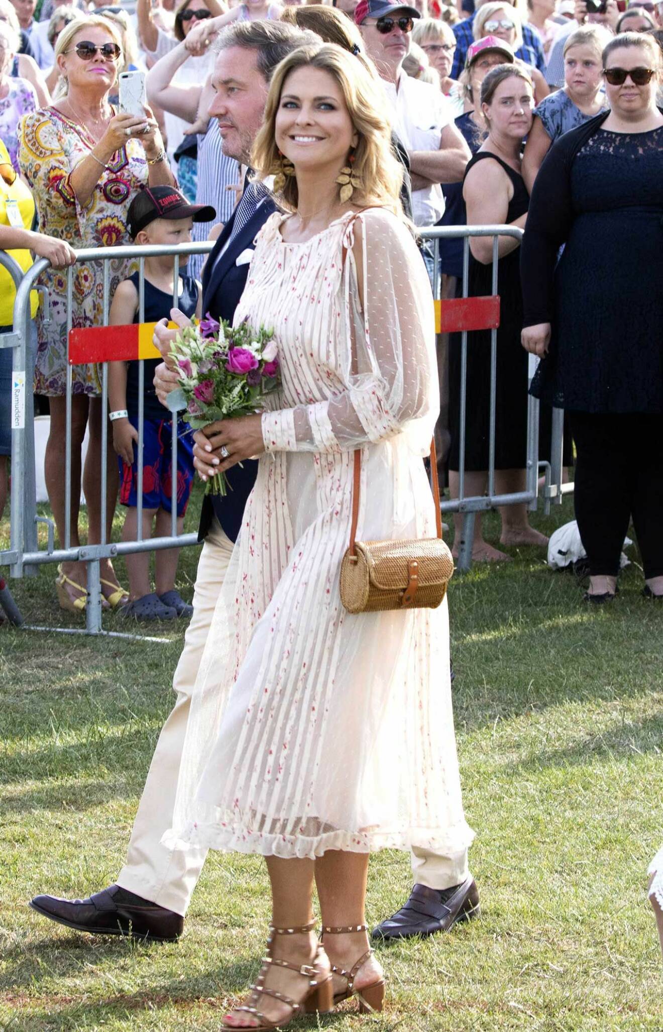 Prinsessan Madeleine i en vacker sommarklänning och skor från Valentino under sommarens Victoriafirande. 