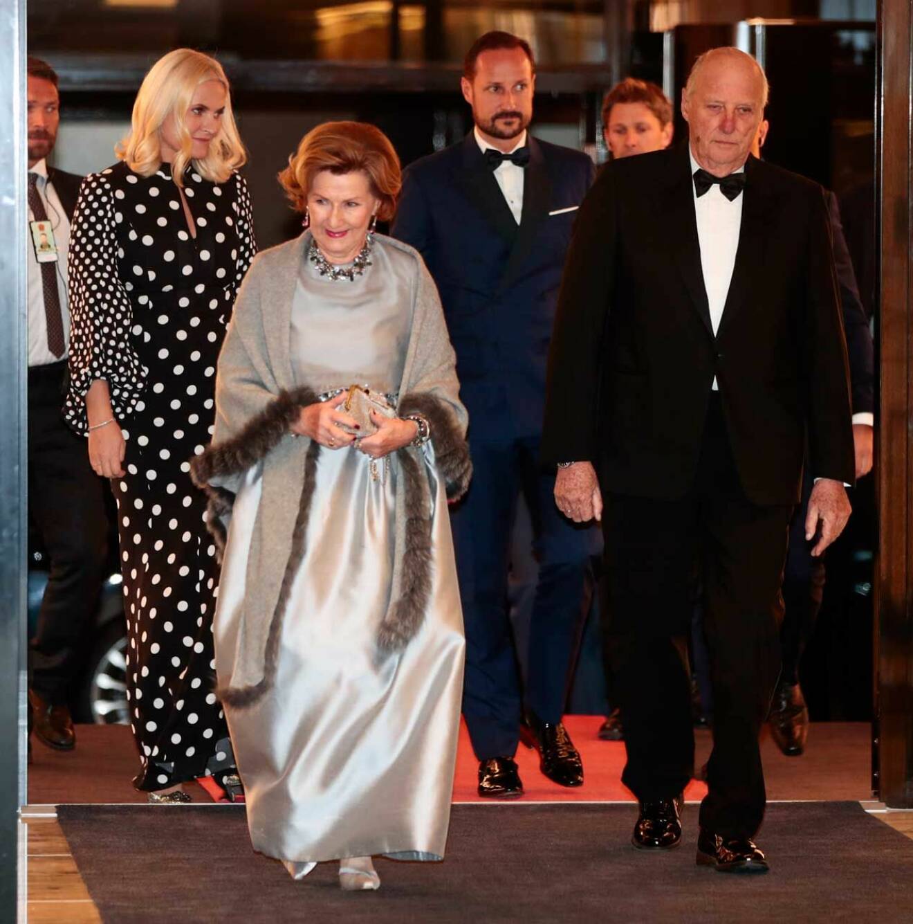 Den norska kungafamiljen med kung Harald och drottning Sonja i spetsen, kommer till Grand hotel för middagen.