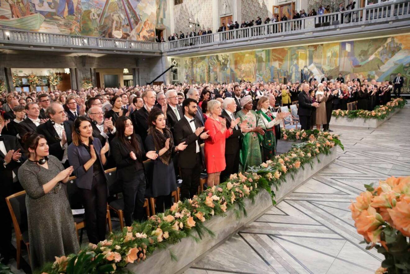 Fredspristagarna fick stående ovationer i Oslos rådhus under utdelningen.