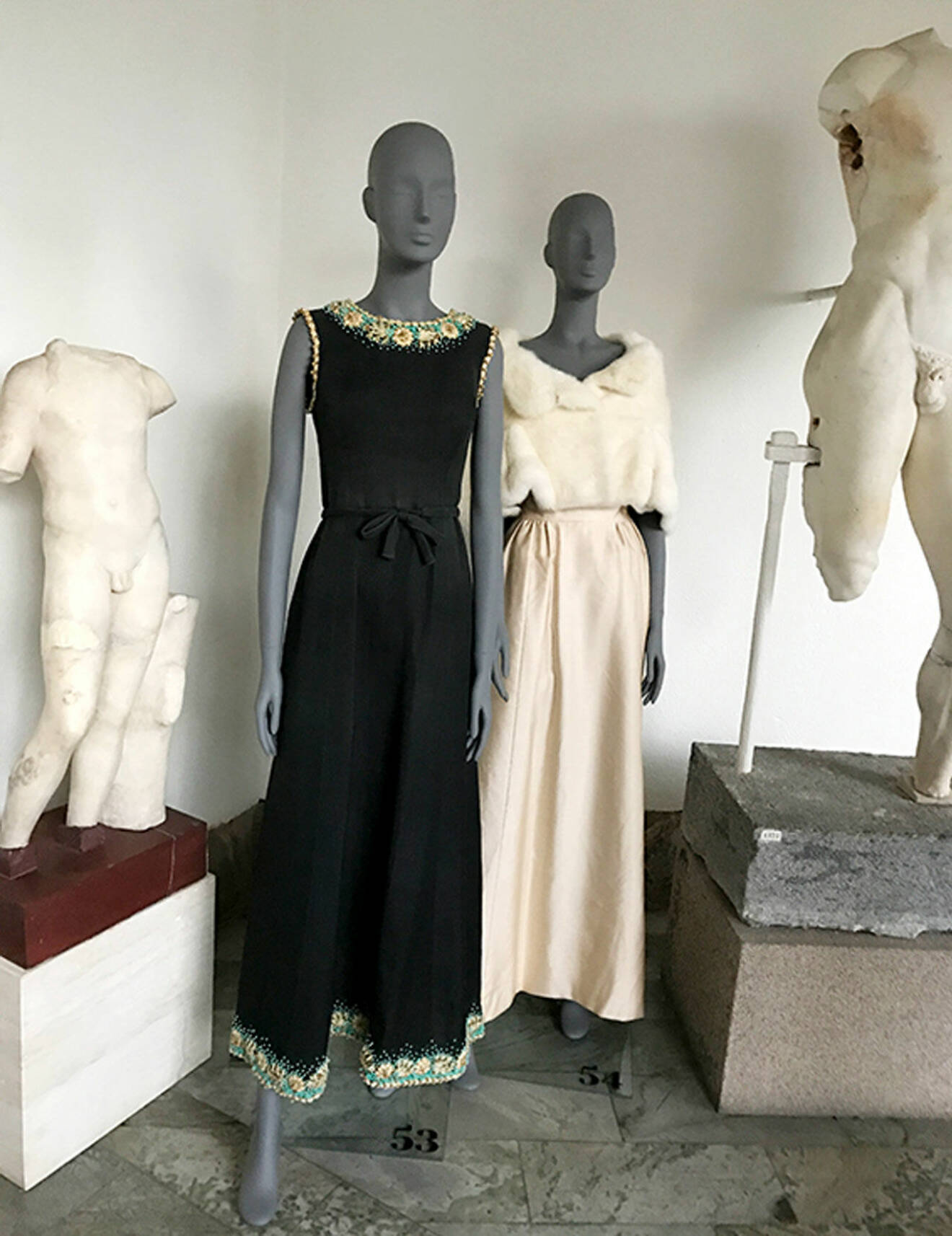 Från utställningen på Millesgården för några år sedan, Mariannes fantastiska klädkollektion i haute couture designad bl a av modegiganterna Pierre Balmain, Christian Dior och Yves Saint Laurent.