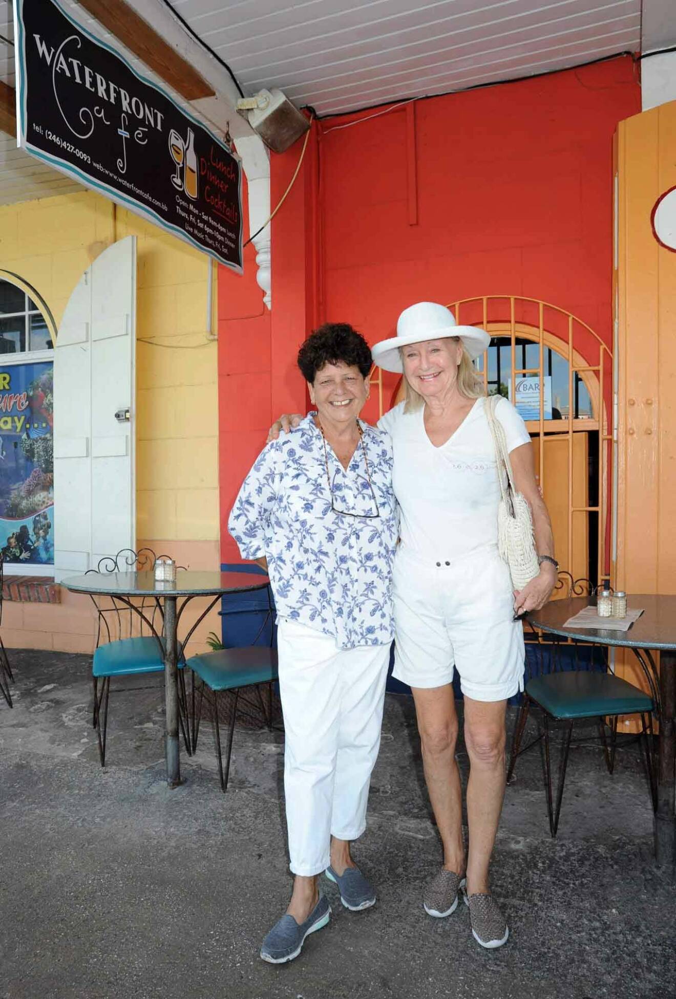 Efter över 40 år på Barbados har Alexandra många vänner. Här Sue Yellin och Alexandra på Sue Walcott krog Waterfront.