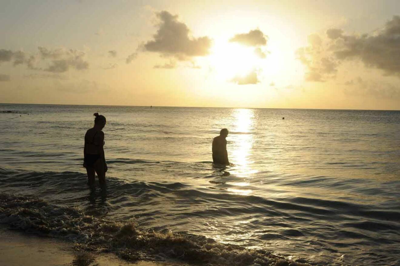 Bengt och Alexandra tar ett kvällsdopp i den magiska solnedgången. – Att bada här är absolut topp tre på min favoritlista över allt som Barbados har att erbjuda, säger Alexandra, och Bengt håller med.