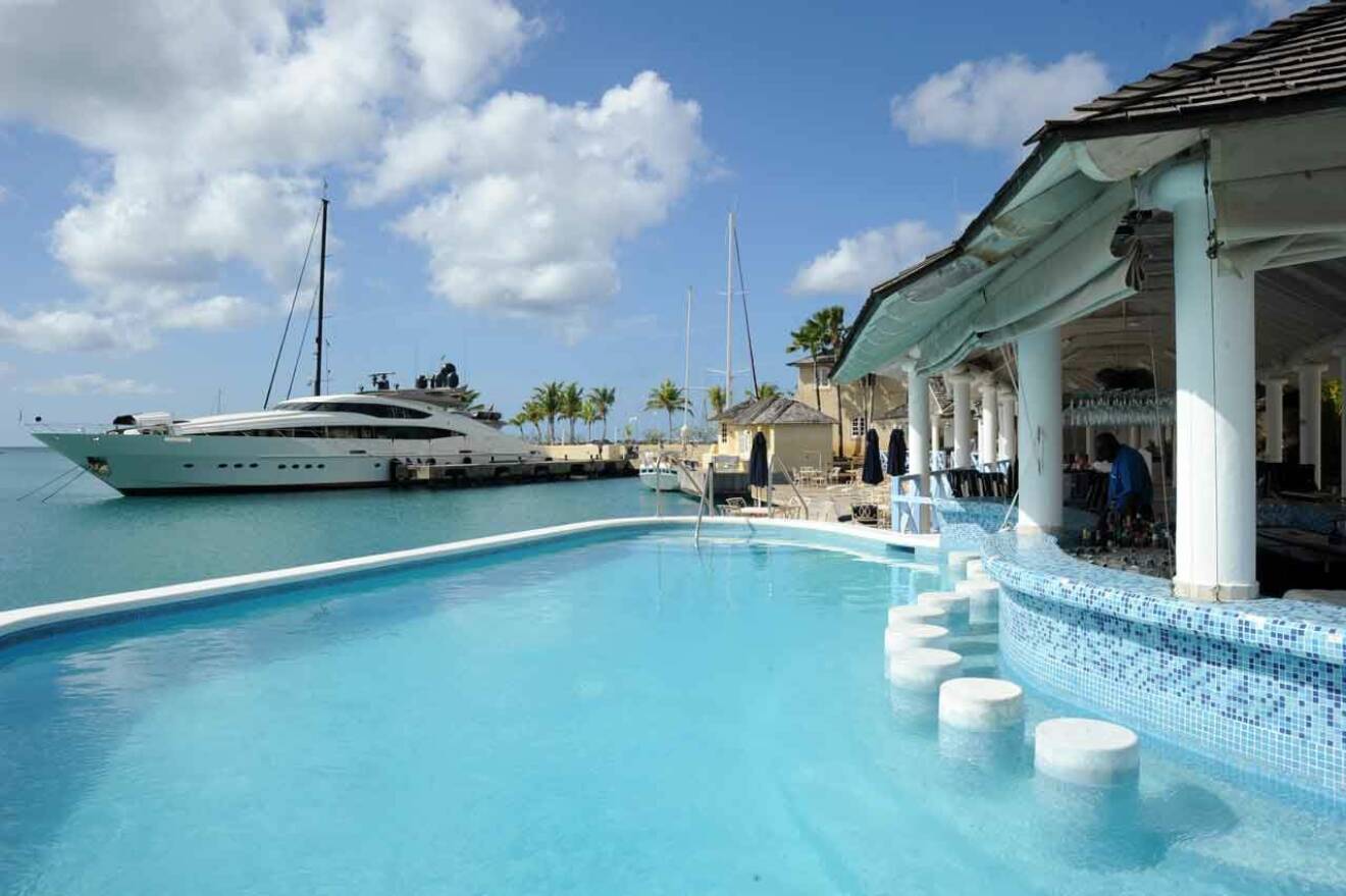 Port St Charles Yacht Club är ett trevligt utflyktsmål för kombinerad lunch och bad, såväl i poolen som i havet! Perfekt för hela familjen.