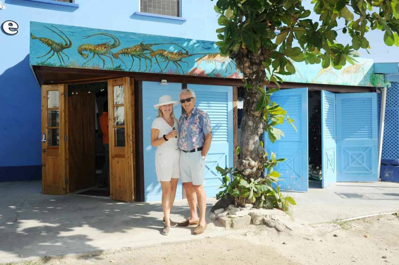 Alexandra och Bengt njuter av havet och dess frukter när de besöker ön. Här vid en av parets favoritrestauranger Lobster Alive.