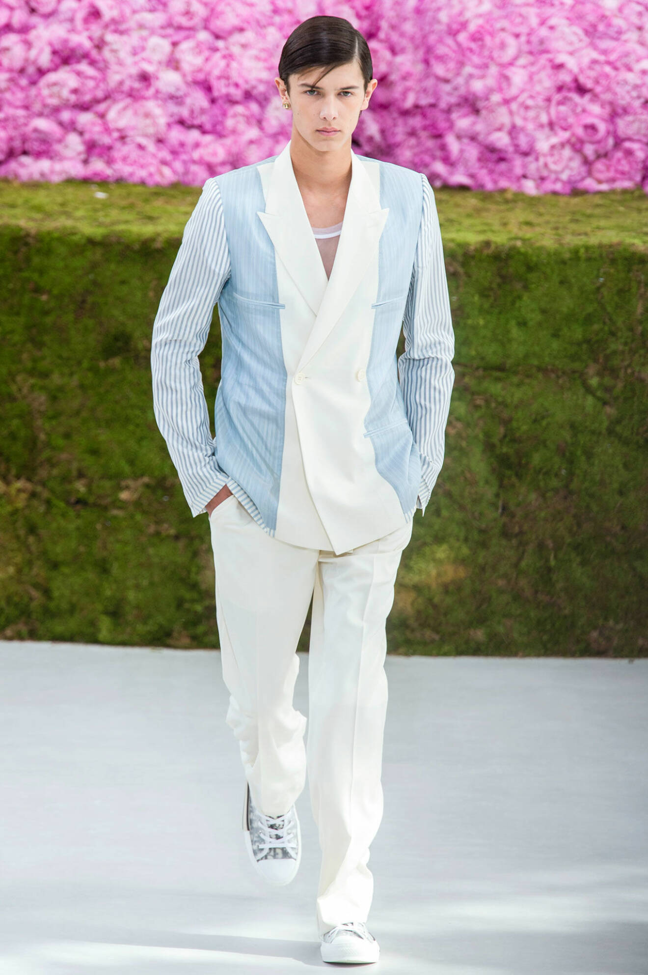 Prins Nikolai på catwalken under Diors visning