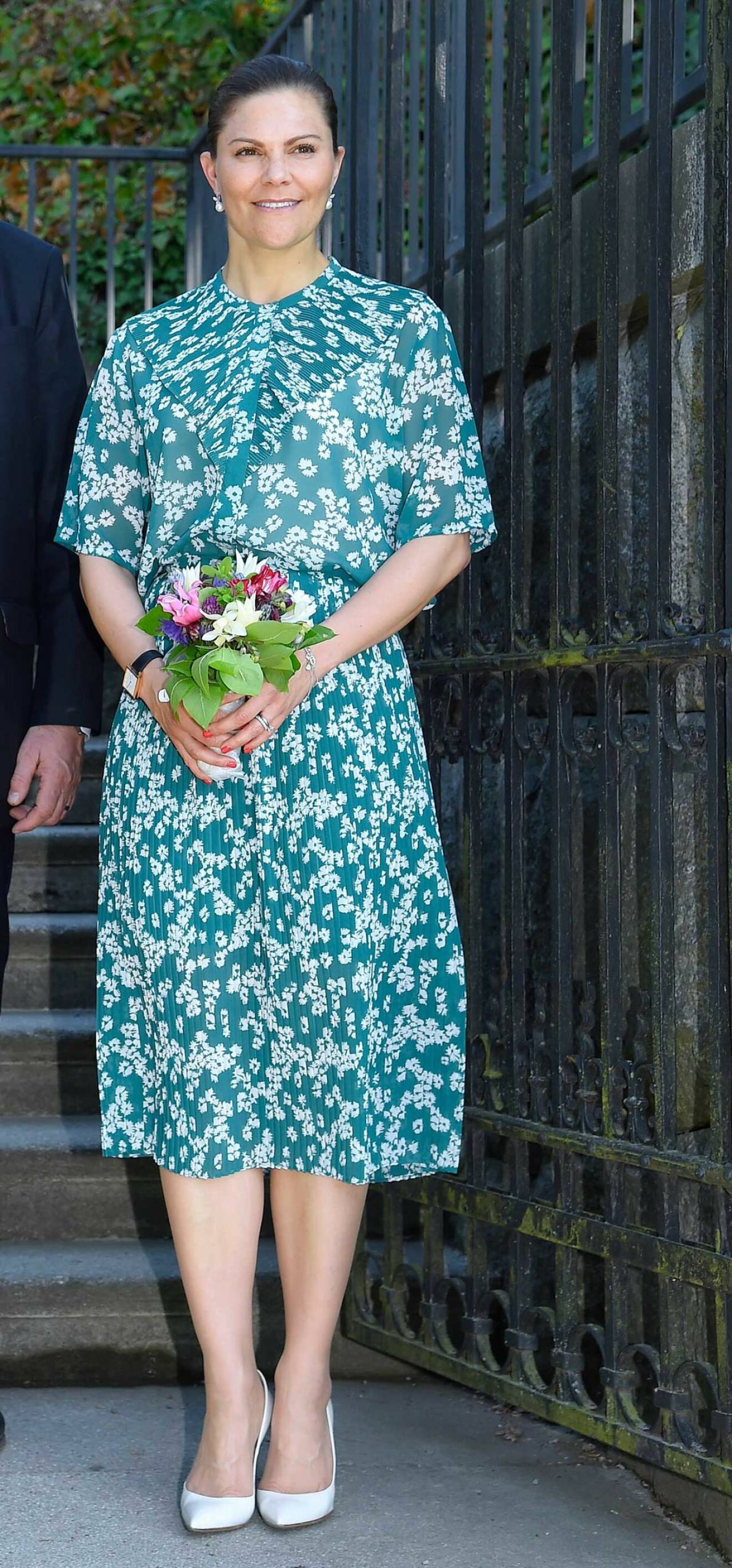 Kronprinsessan Victoria i blus och kjol från danska Samsoe & Samsoe.