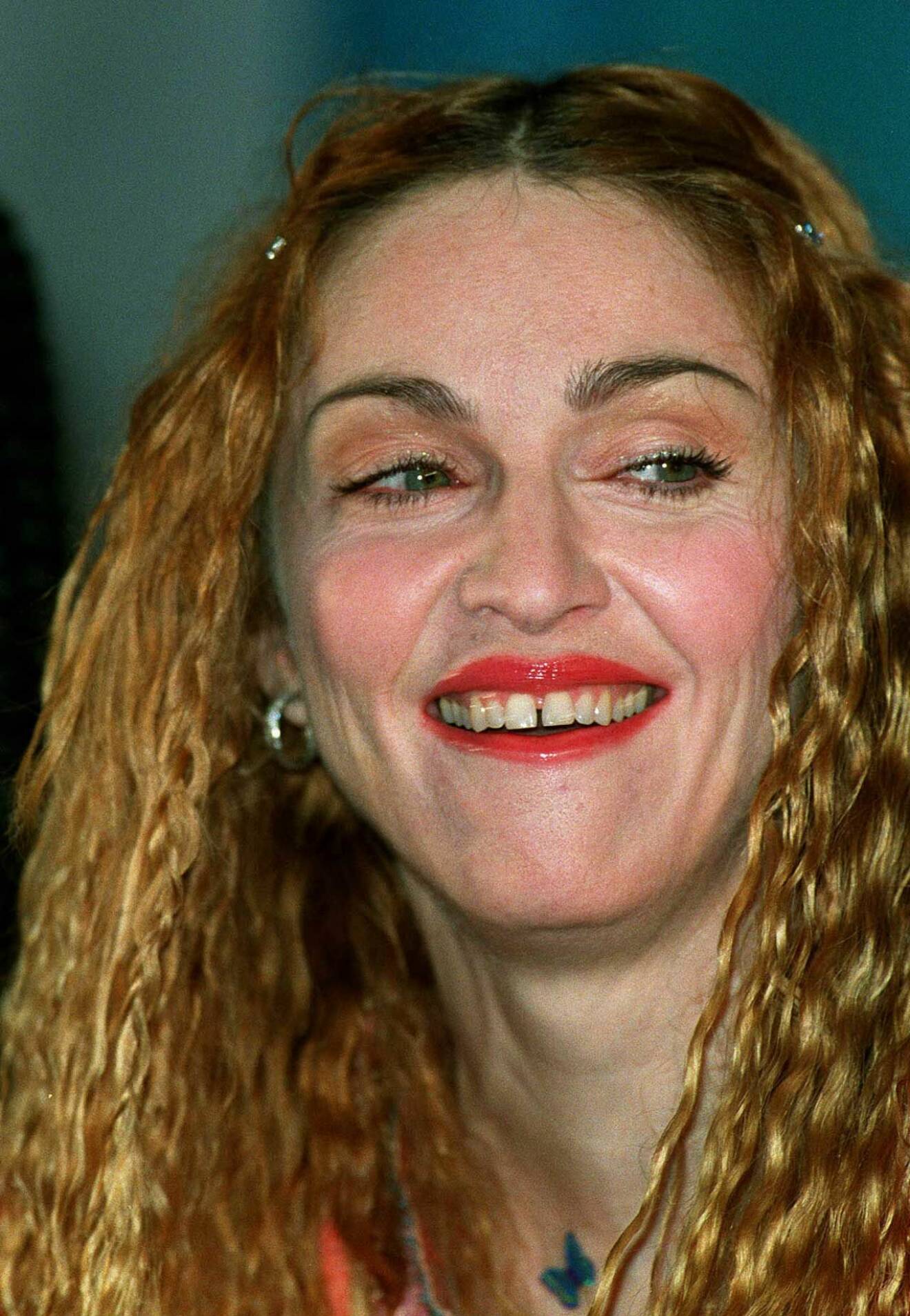 Madonna glugg mellan tänderna
