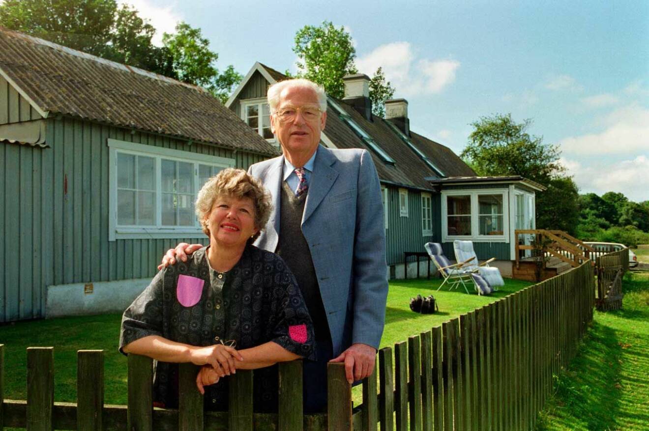 Hans Rausing tillsammans med sin fru Märit Rausing utanför deras sommarhus.