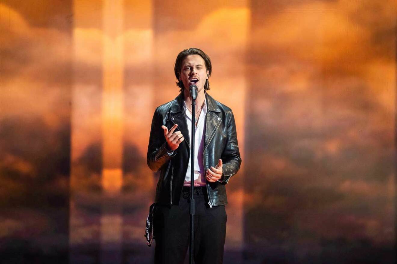 Victor Crone representerar Estland med låten Storm.