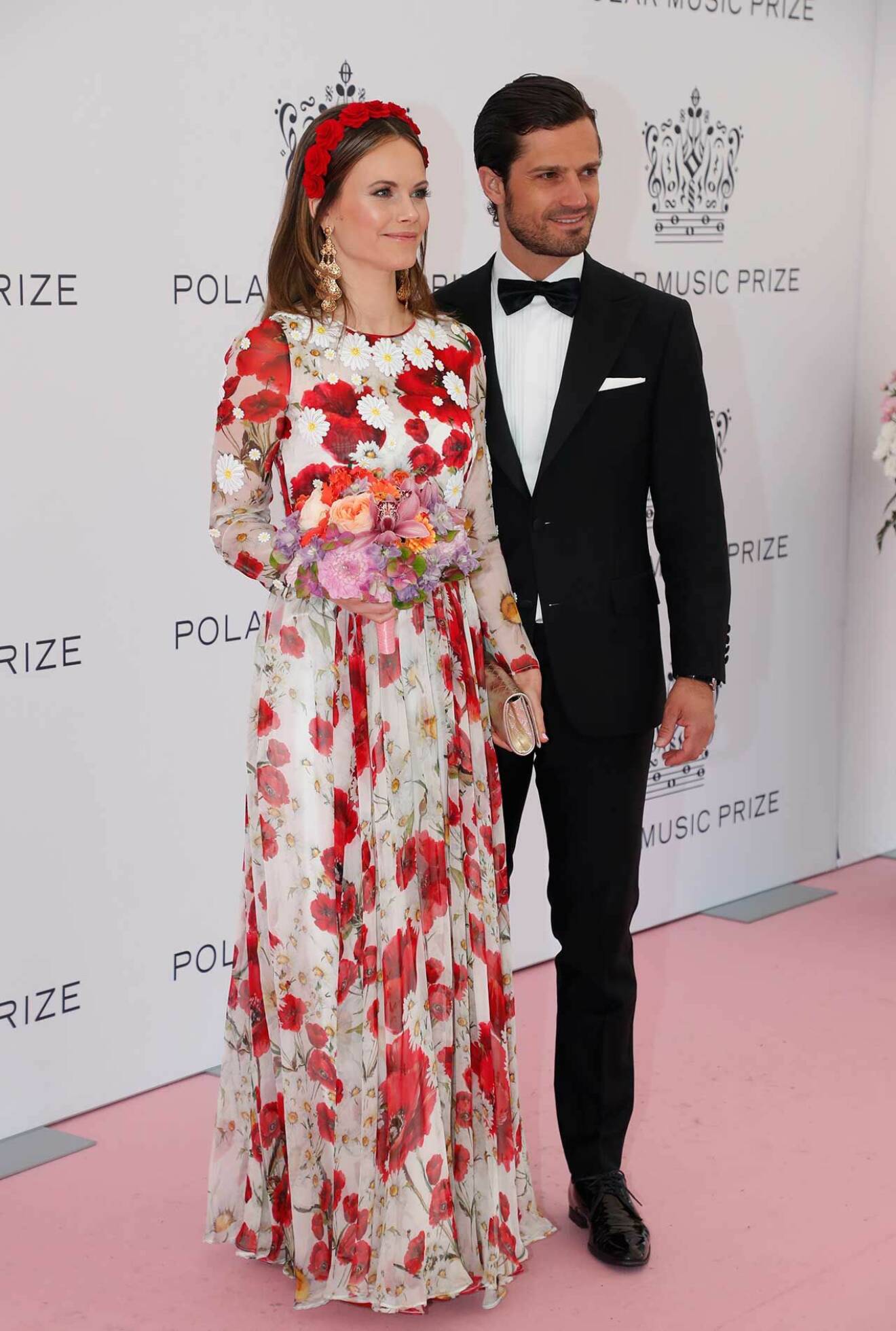Prinsessan Sofia och prins Carl Philip på den rosa mattan.