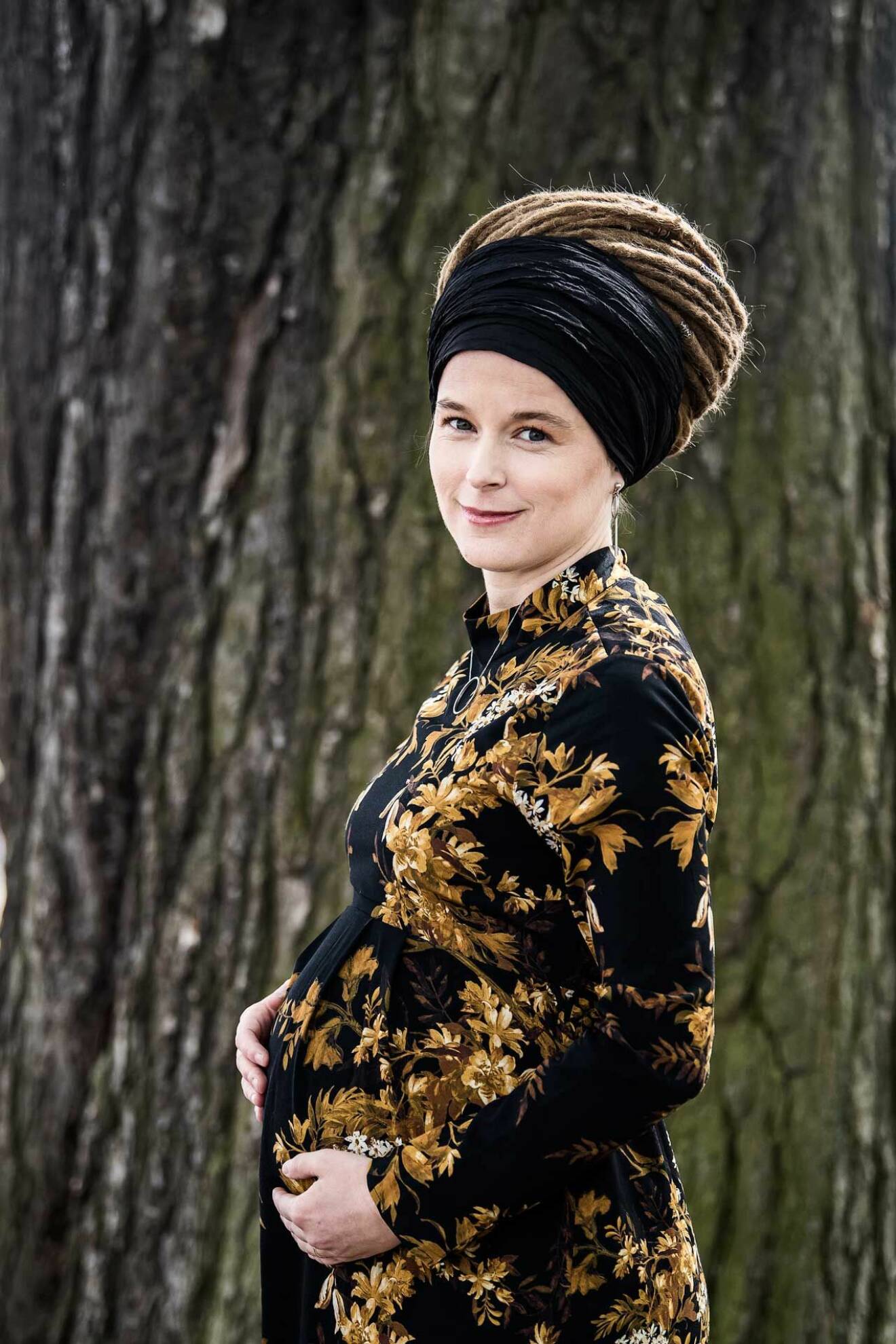Kulturminister Amanda Lind är gravid och föder snart barn. 