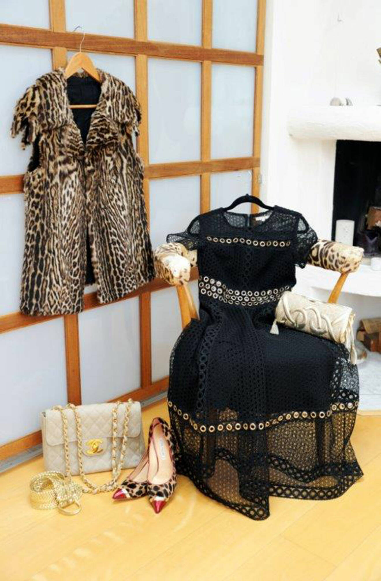 Leopardväst och svart klänning