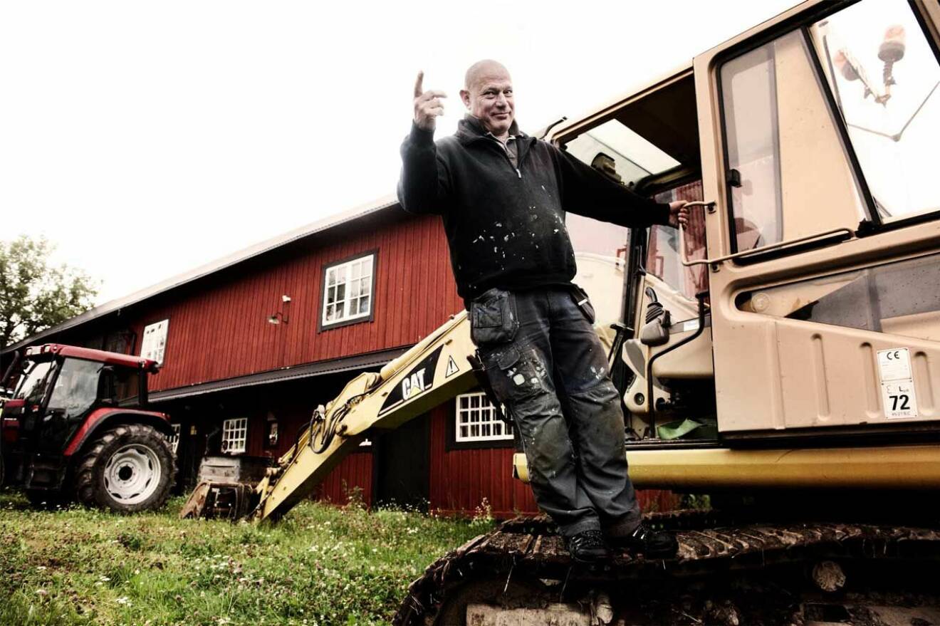 På gården i Roslagen, bland alla sina maskiner, där trivs Robert Aschberg som allra bäst!
