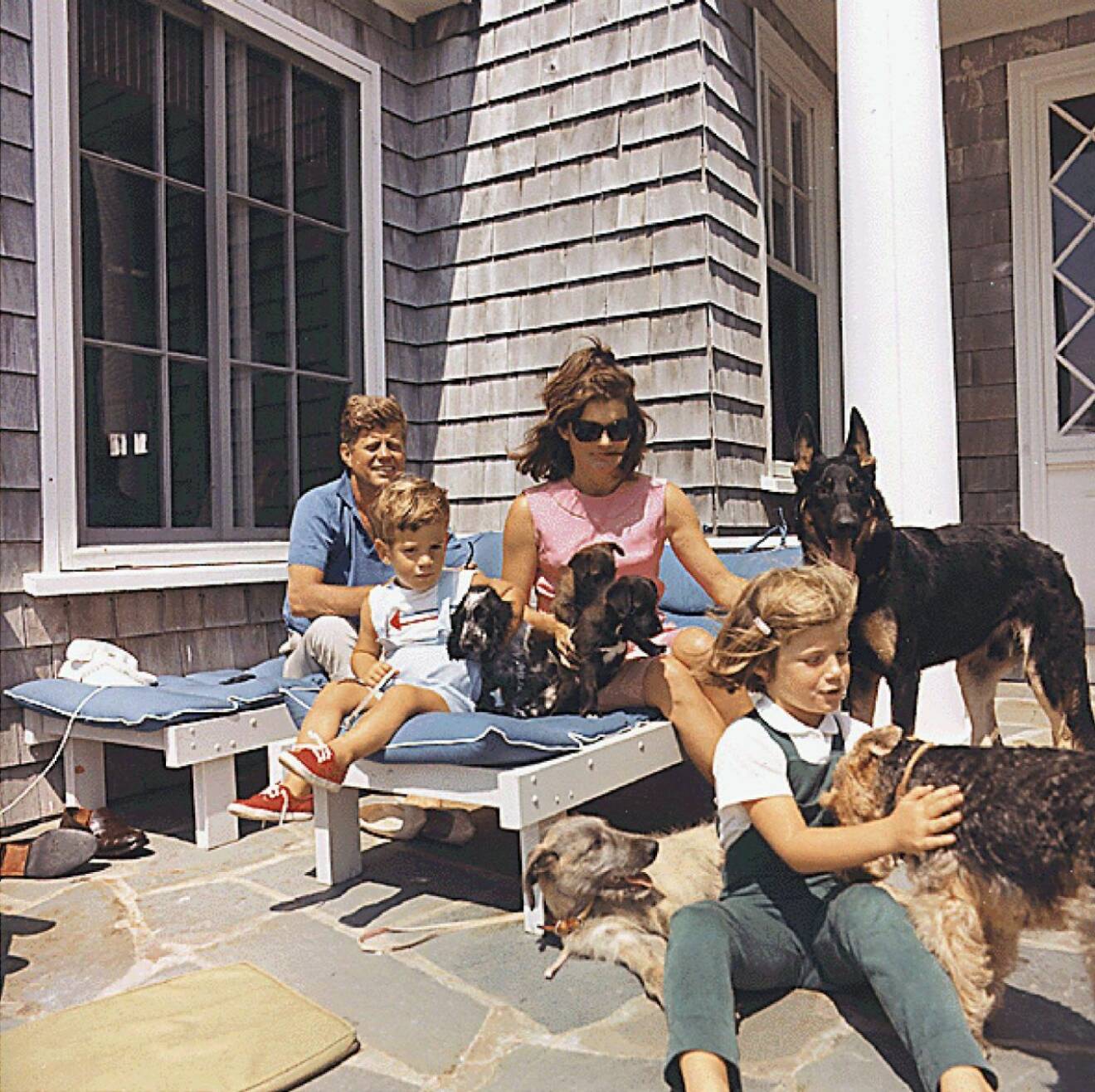 Augusti 1963. Semester vid Hyannisport. John F. Kennedy, Jackie Kennedy och barnen John Jr. och Caroline. 