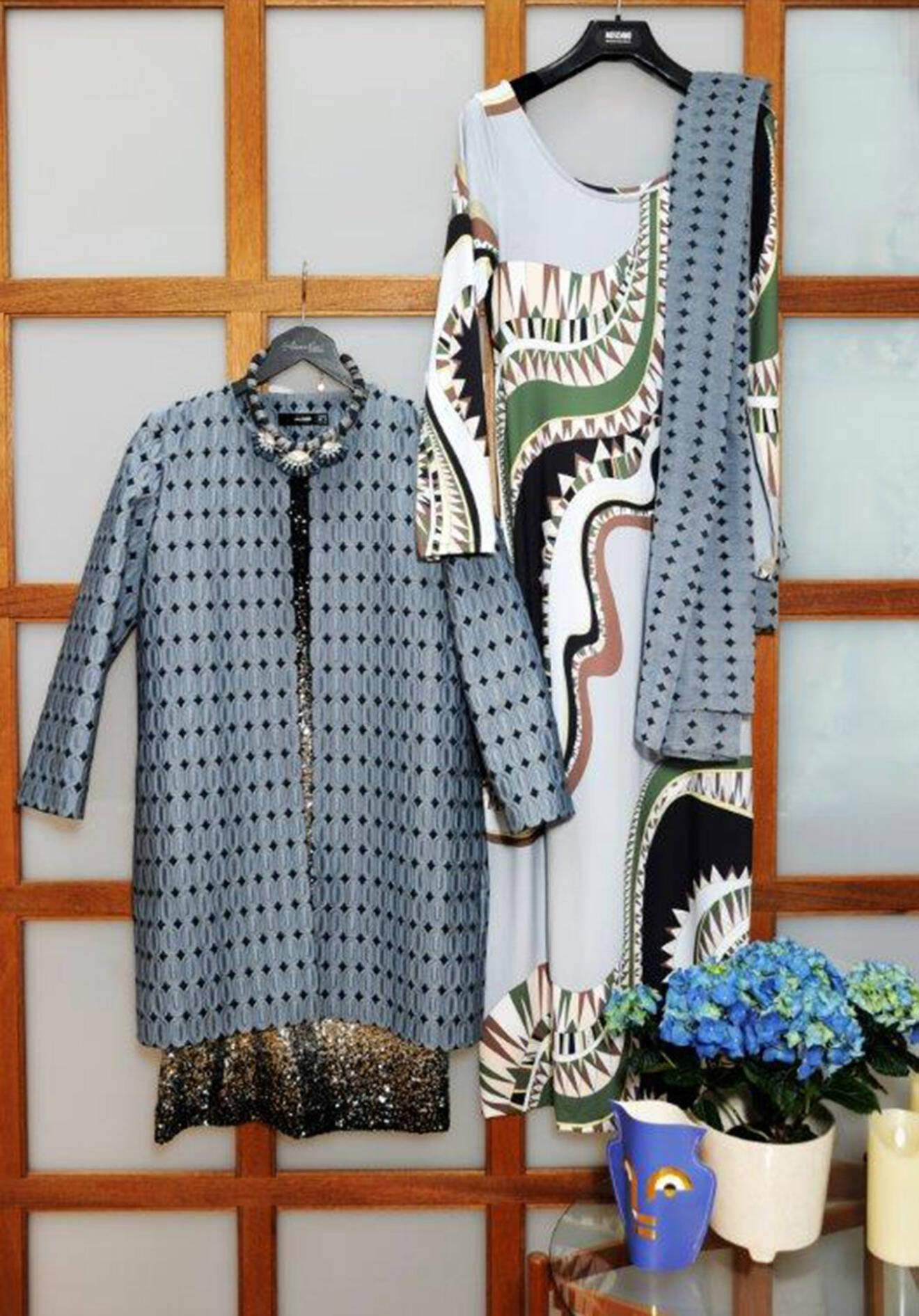 I en butik i Hamburg fann Yvonne denna duvblå tunika, som går att kombinera till så mycket. Bredvid ser vi en sommarvit festklänning i tunn crêpe från Emporio Pucci.