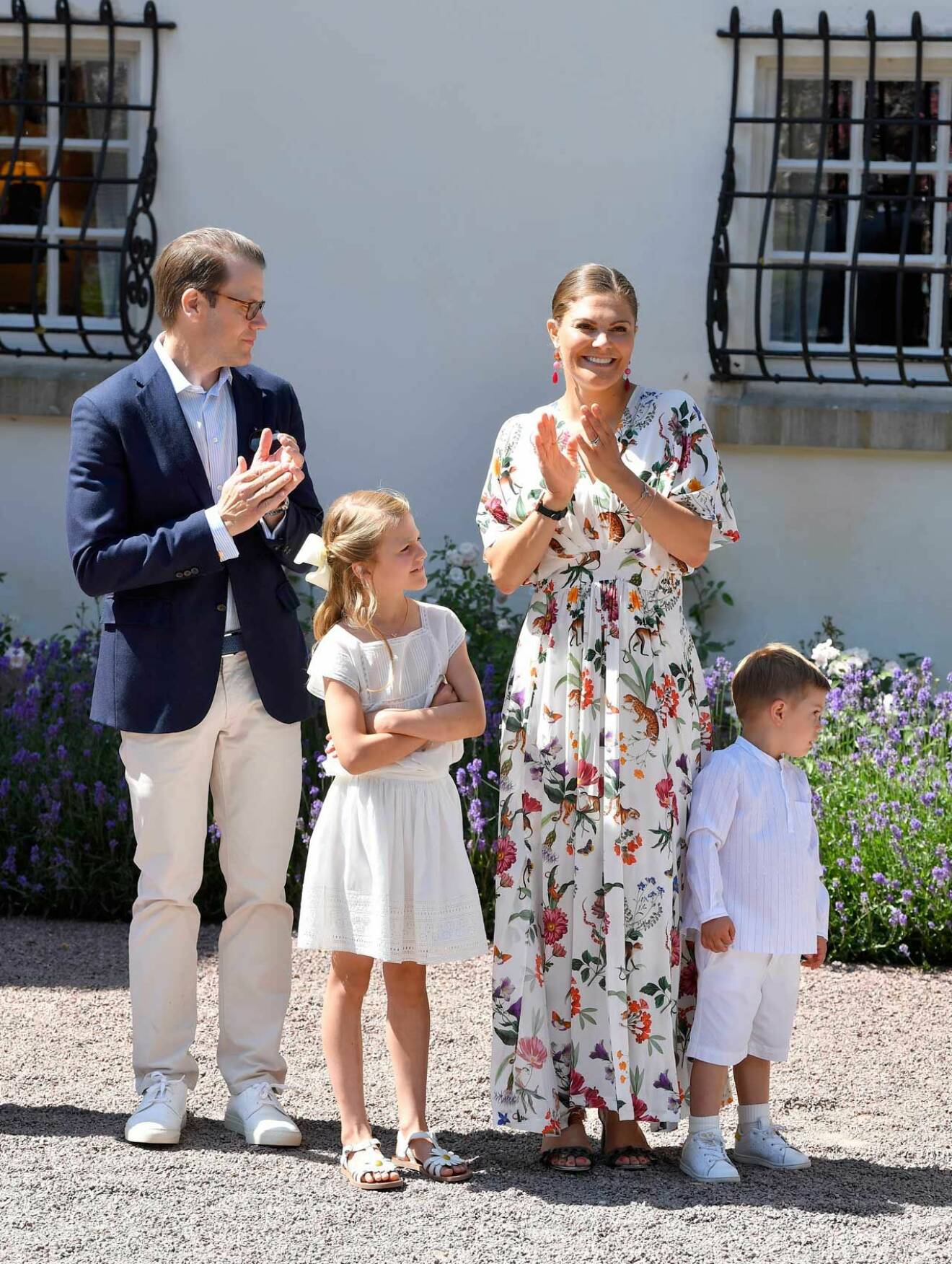 Prins Daniel, Estelle, Victoria och Oscar utanför Sollidens slott 