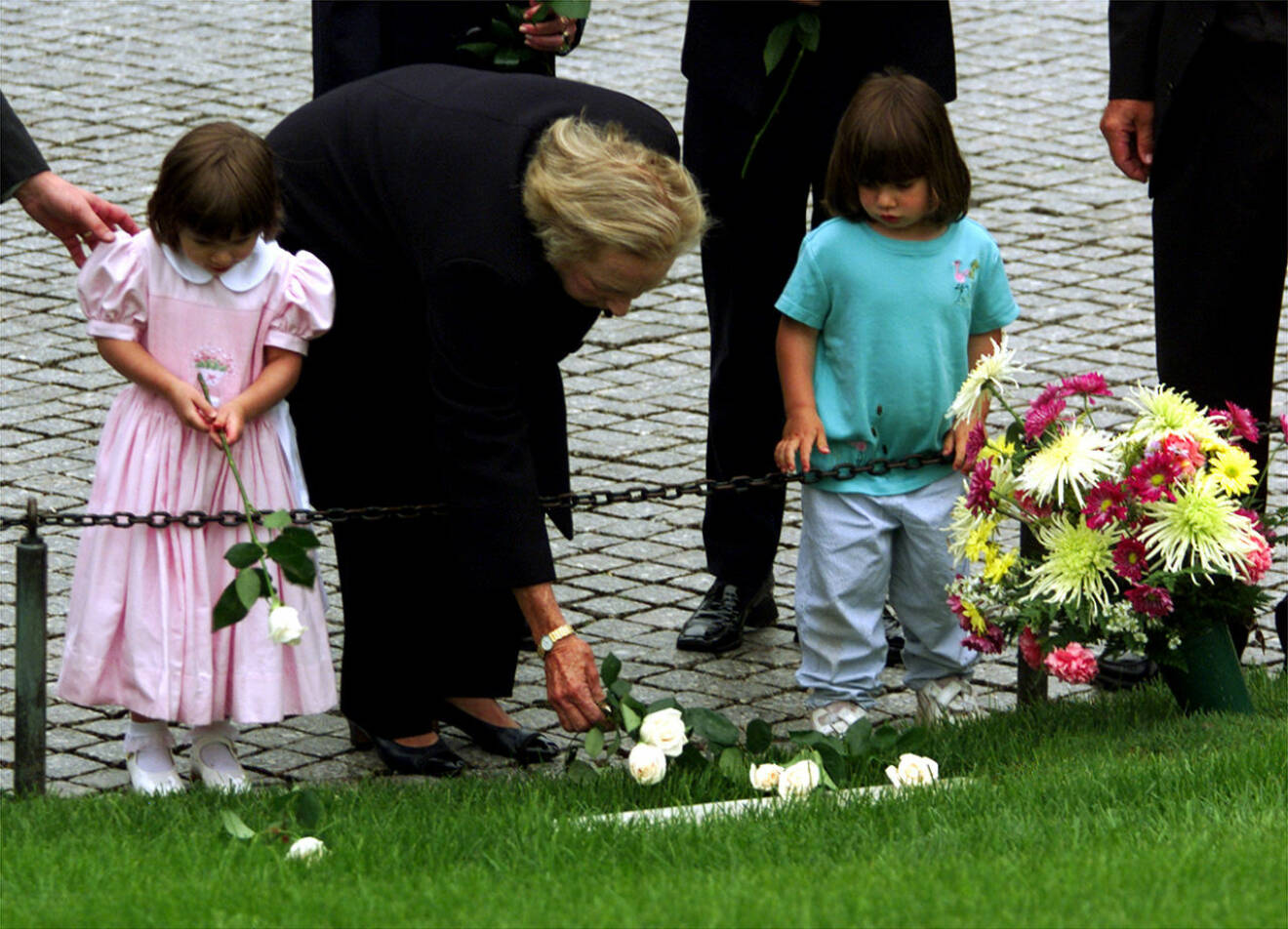 Till vänster i bild syns Saoirse Kennedy Hill vid John F. Kennedys grav år 2000.