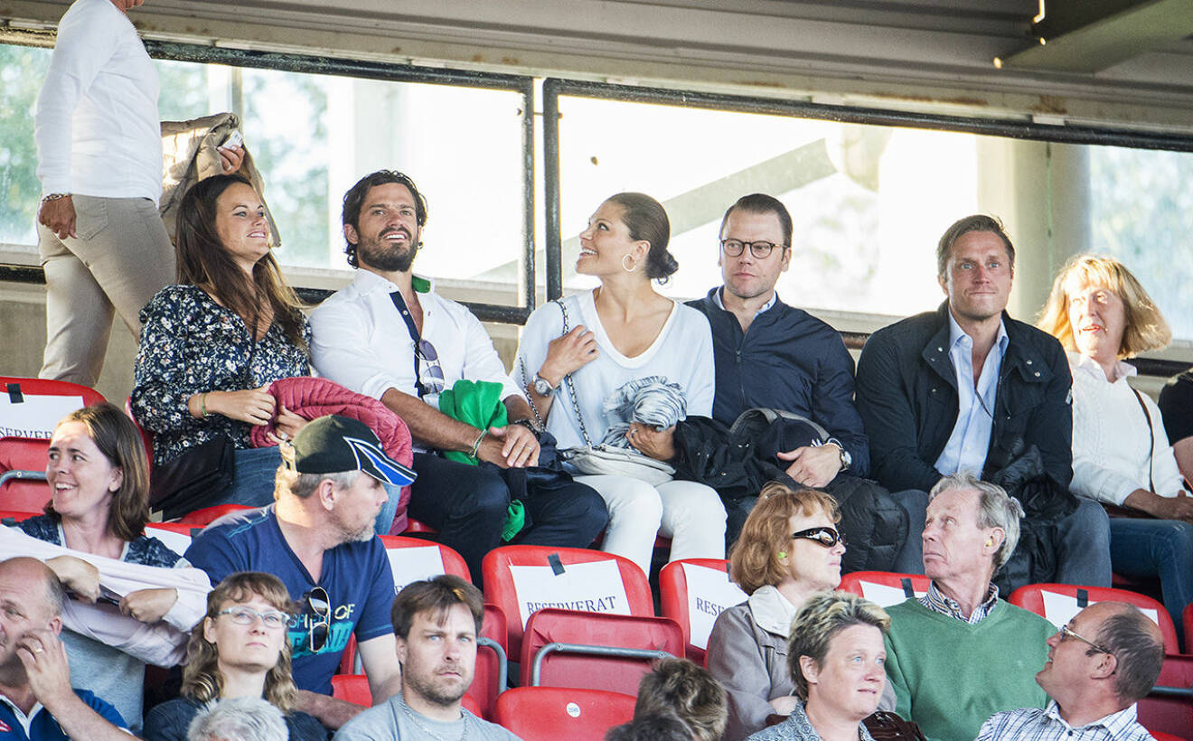 Prins Carl Philip, prinsessan Sofia, kronprinsessan Victoria och prins Daniel på Roxettes konsert i Kalmar 2015.