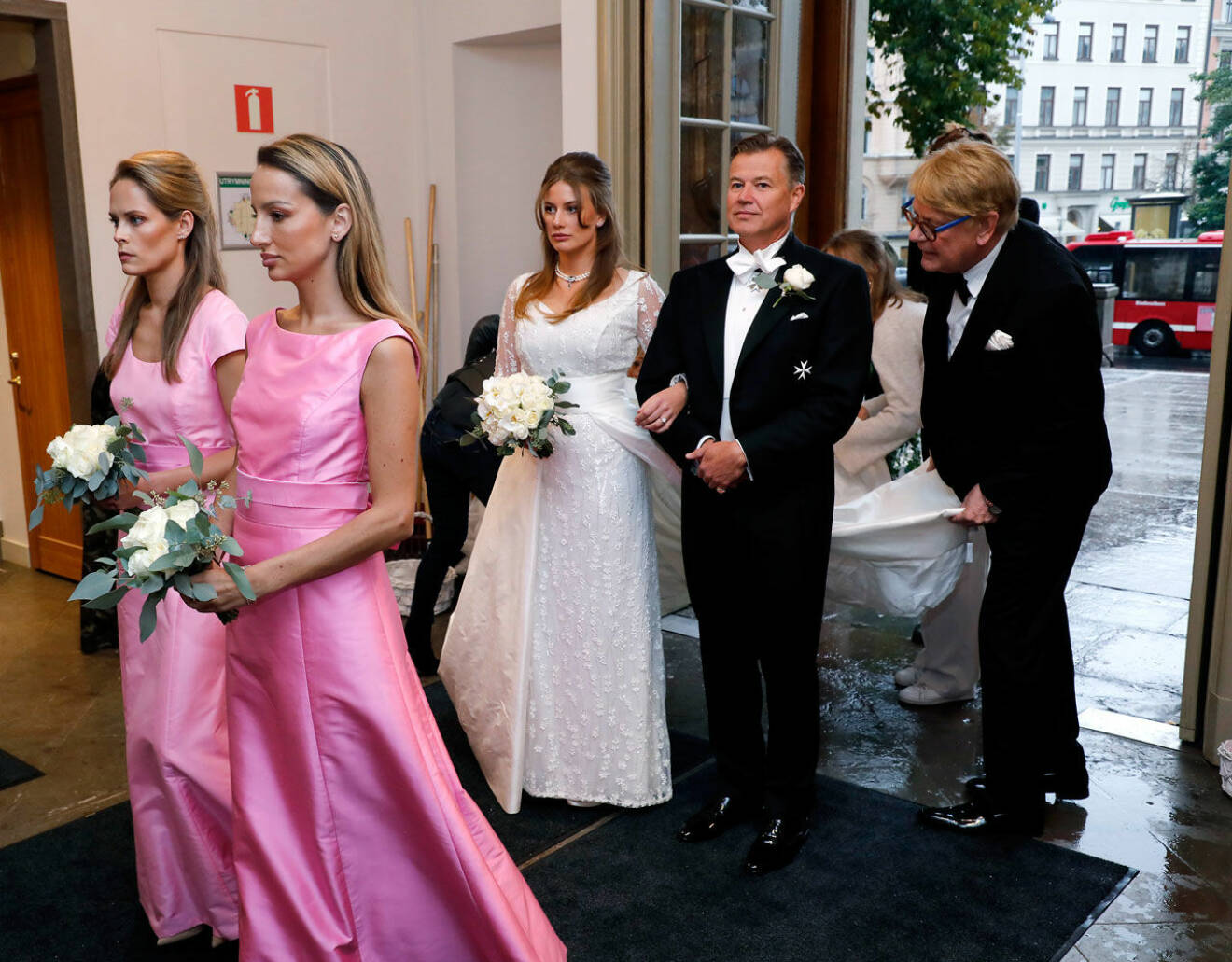 Bruden Linnea Taube med sin pappa Per Taube vid bröllopet i Gustaf Vasa kyrka.