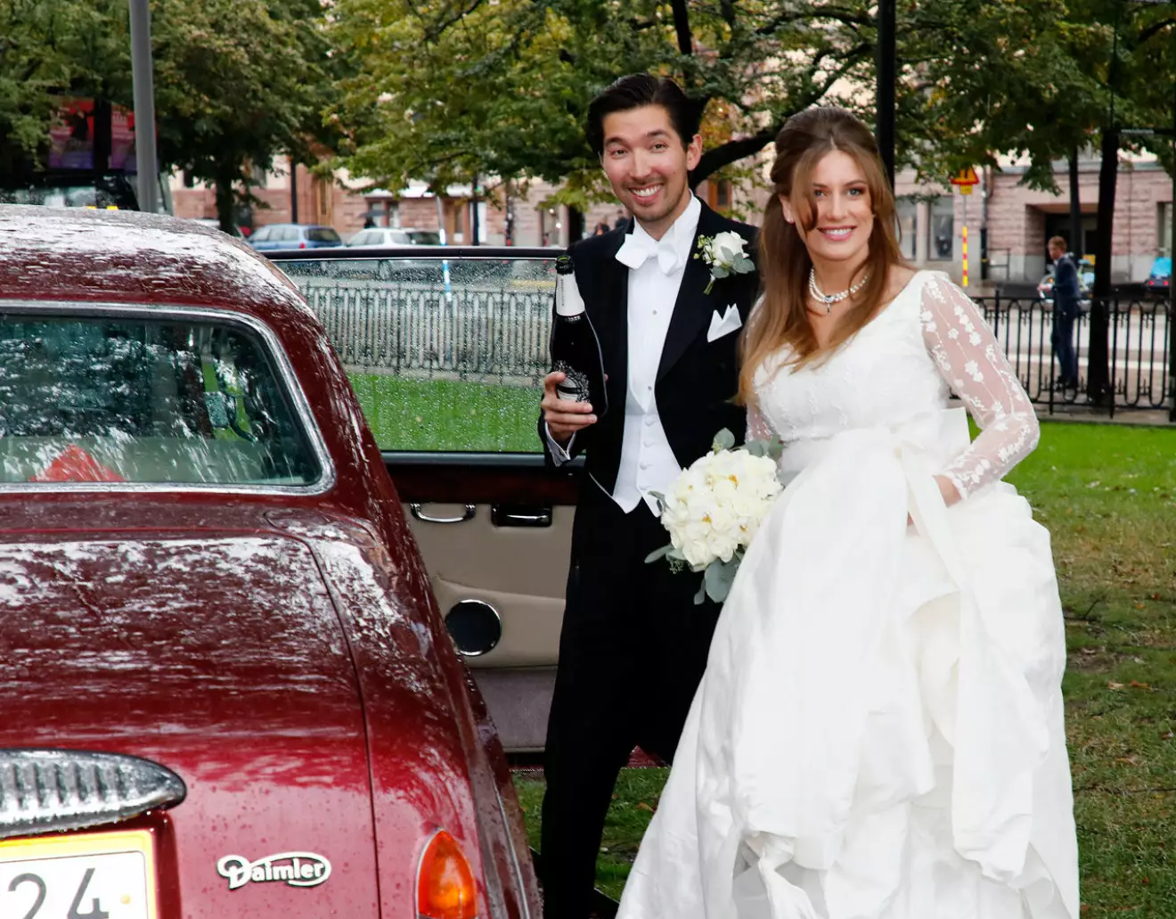 Leonard Johansson och Linnea Taube på väg till bröllopsfesten i en Daimler.