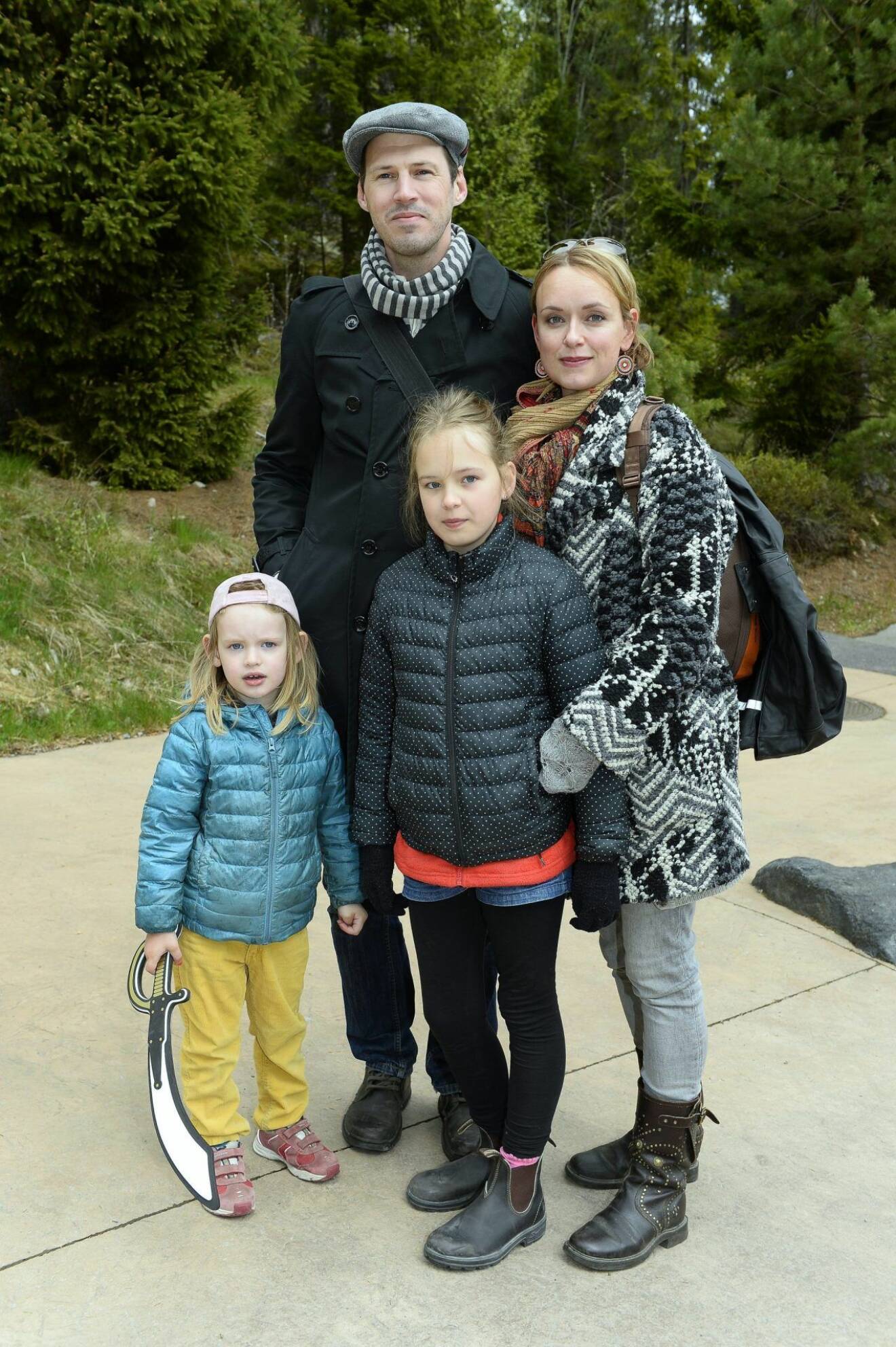 Livia Millhagens dotter Hedda i mitten, med sin familj. 