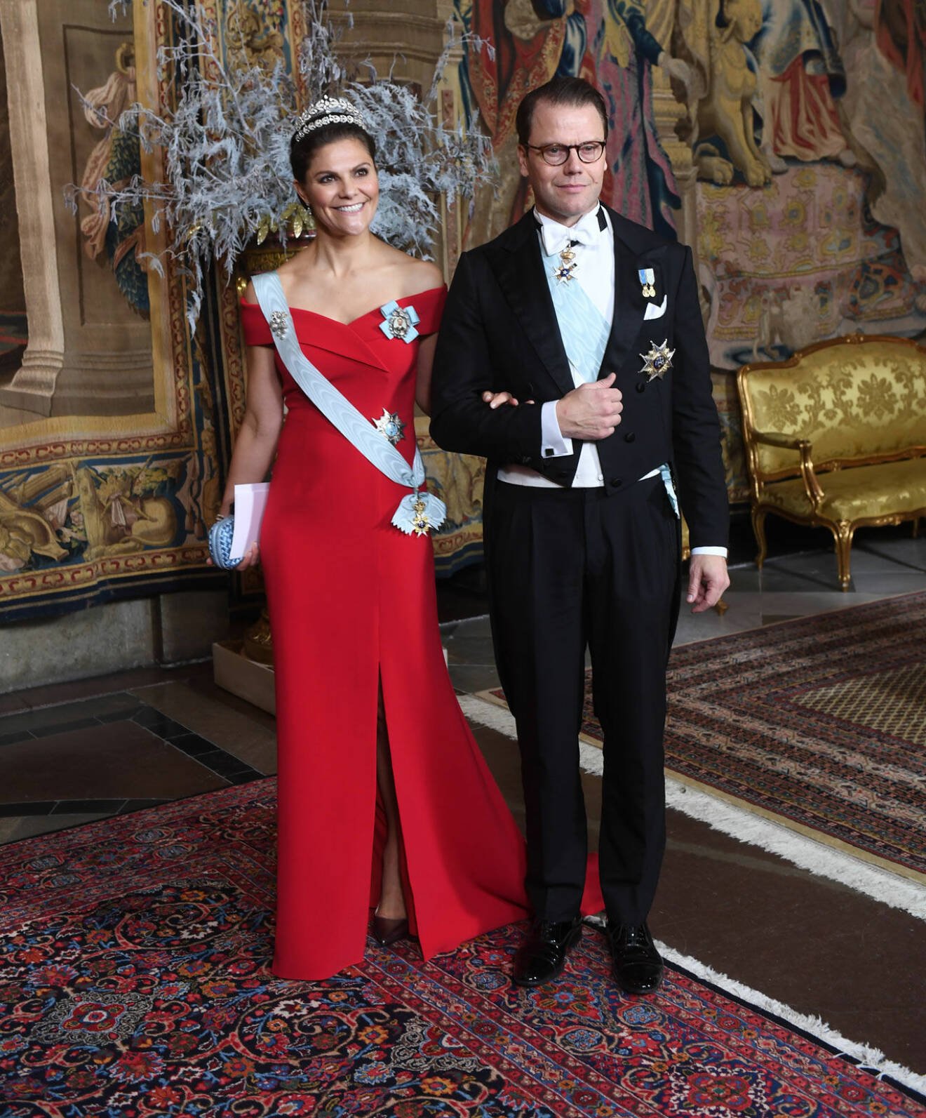 Kronprinsessan Victoria i röd klänning under kungamiddag 2018