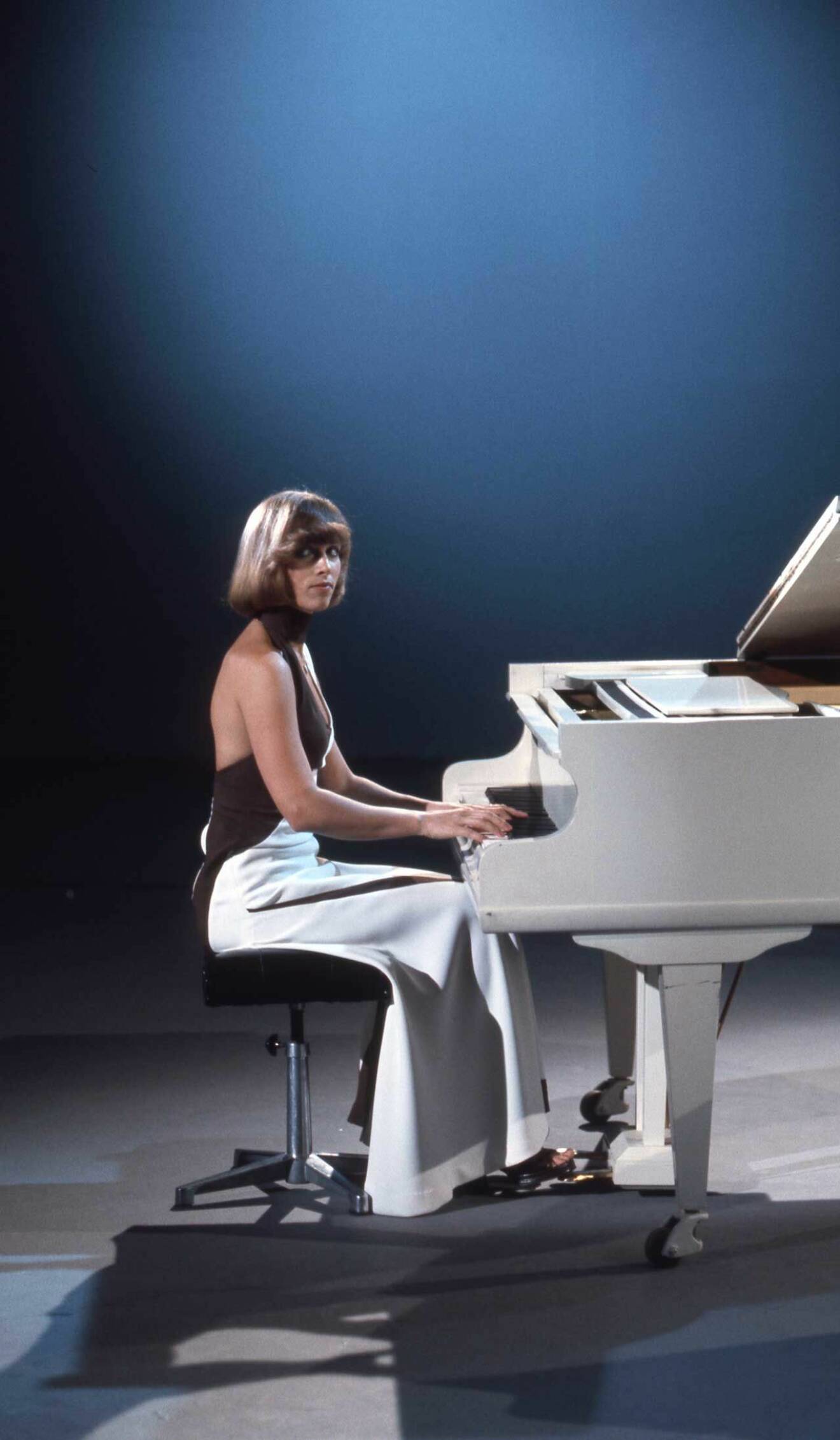 Som barn drömde Sylvia om att bli konsertpianist, men nu är rösten hennes instrument. Bilden är från 1975.