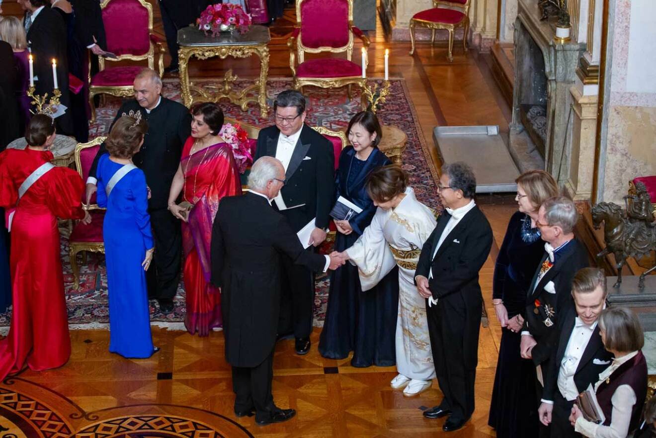 Kungen hälsar på gästerna vid en kungamiddag på Stockholms slott.