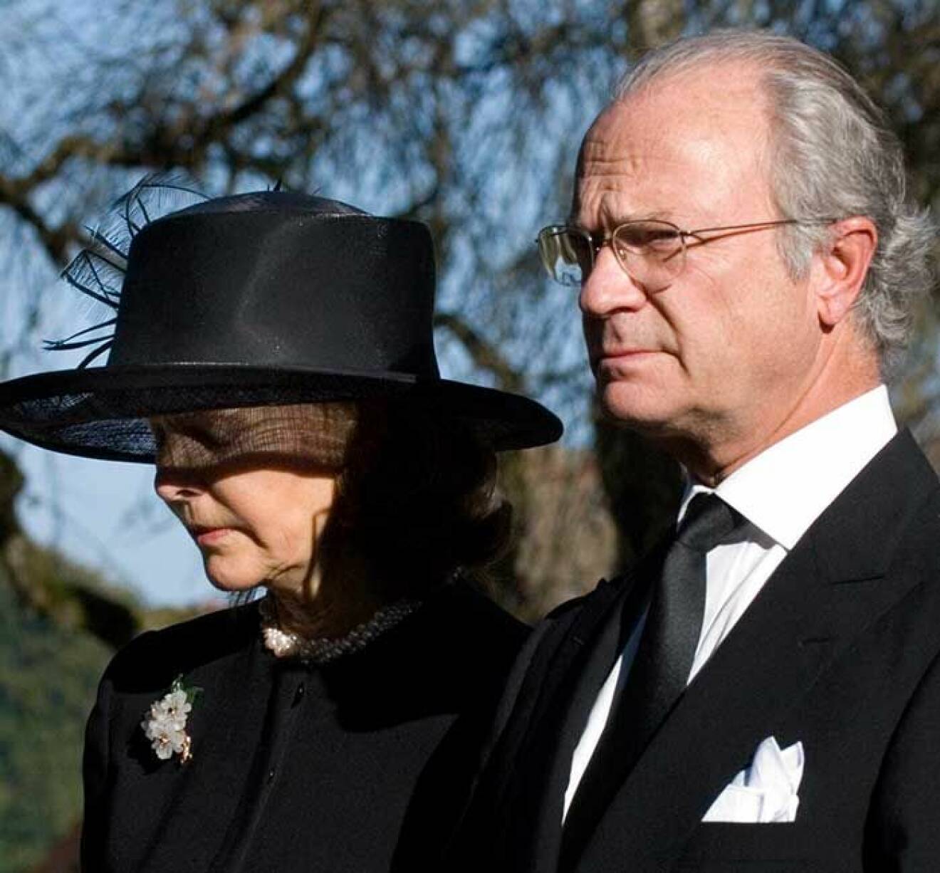 Tårar föll från drottning Silvias kind när hennes bästa vän Charlotte begravdes år 2005.