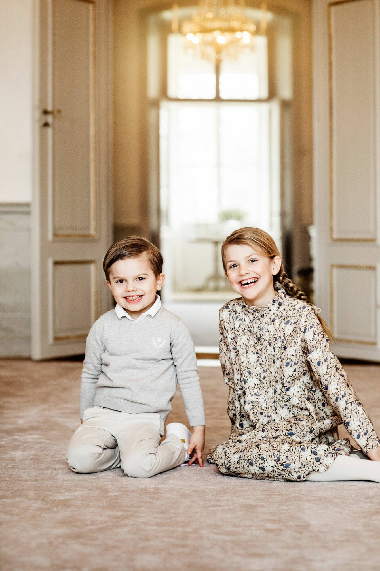 Prinsessan Oscar och prinsessan Estelle på Haga slott 2020.