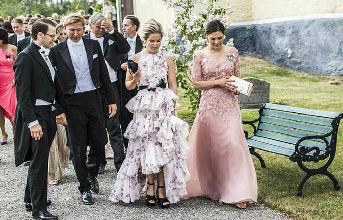 Märta är kompis med både Madeleine och Victoria. Här småpratar prins Daniel och kronprinsessan Victoria med Märta Schörling Andréen och maken Linus Andréen innan Louise Gottliebs bröllop i Hölö kyrka.