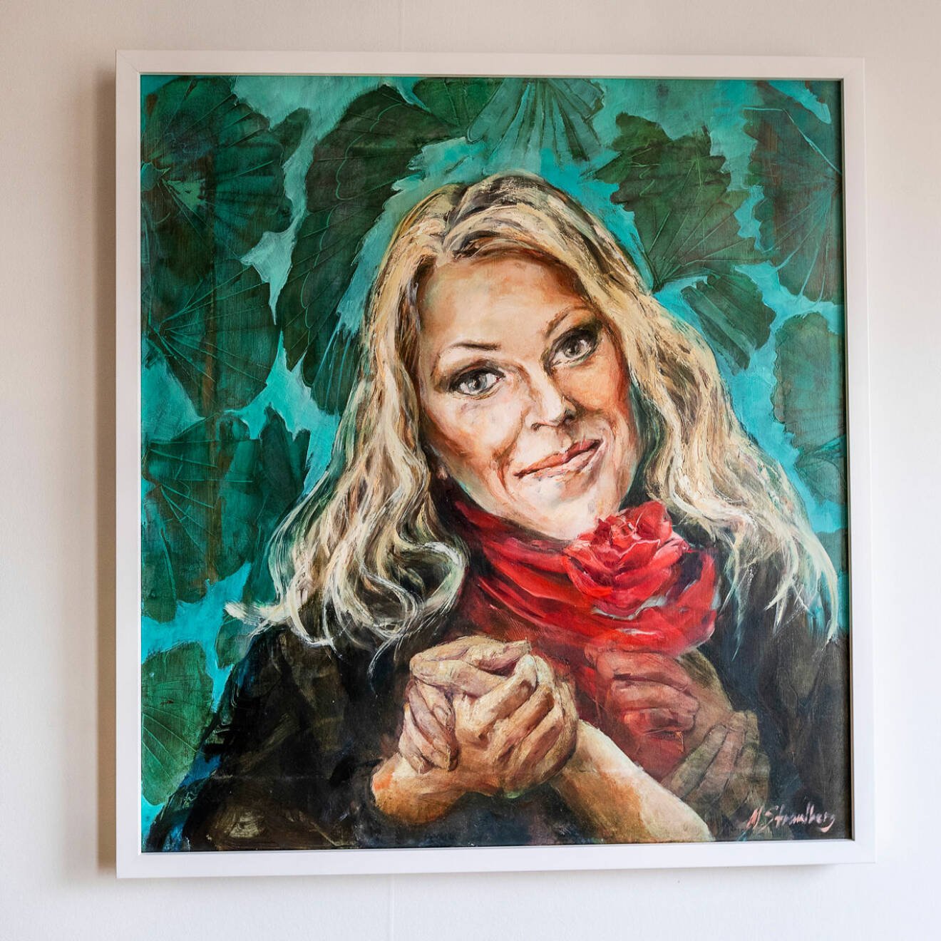Ett porträtt av Lena Hallengren hänger i hennes hem. 