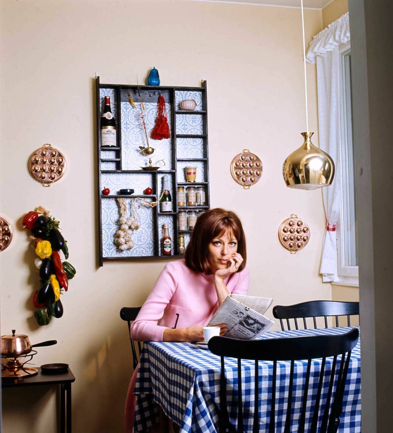 En eftertänksam Lill hemma i sitt kök 1967. 
