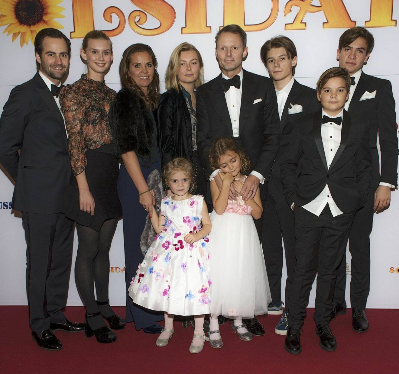 Felix och Clara Herngren med alla barn på premiären av Solsidan-filmen.