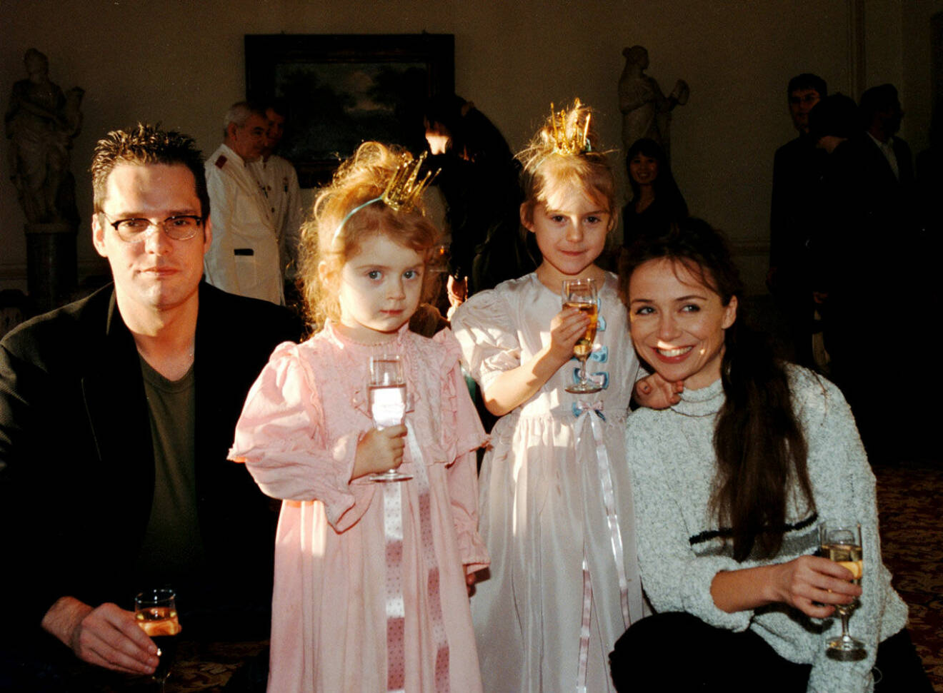 Hela familjen när det begav sig, Annika och Thorsten Flinck med barnen Felice och Happy på Askungebal, 1998. 