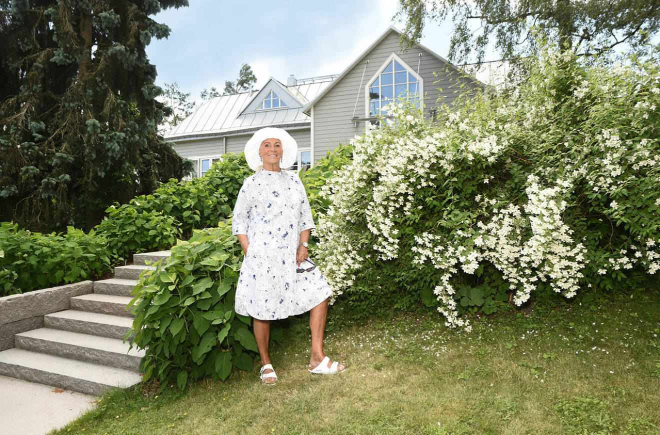 Grete framför huset som vars stil är inspirerad av The Hamptons på Long Island. 