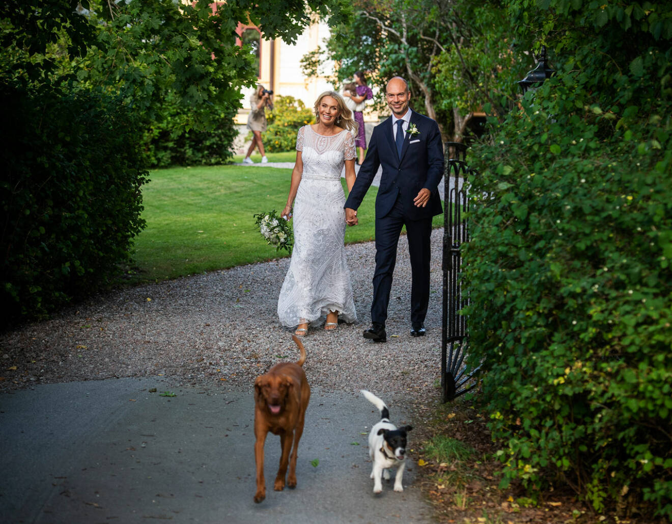 Brudparet: Andrea Brodin och hennes Cedric Notz. Samt familjens hundar Cora och Jaxy.