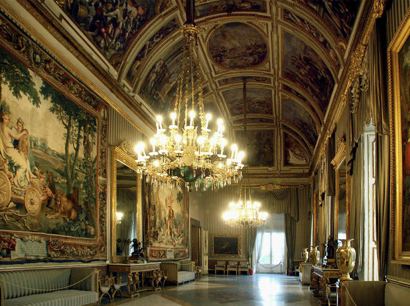 Palazzo Reale i Neapel ligger vackert på Piazza del Plebiscito
