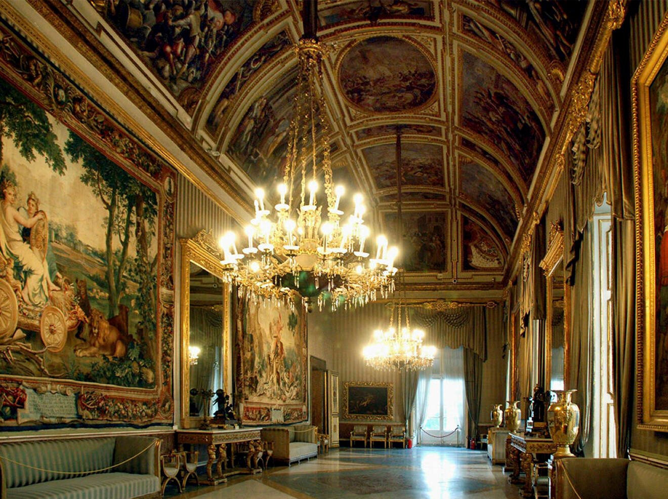 Palazzo Reale i Neapel ligger vackert på Piazza del Plebiscito