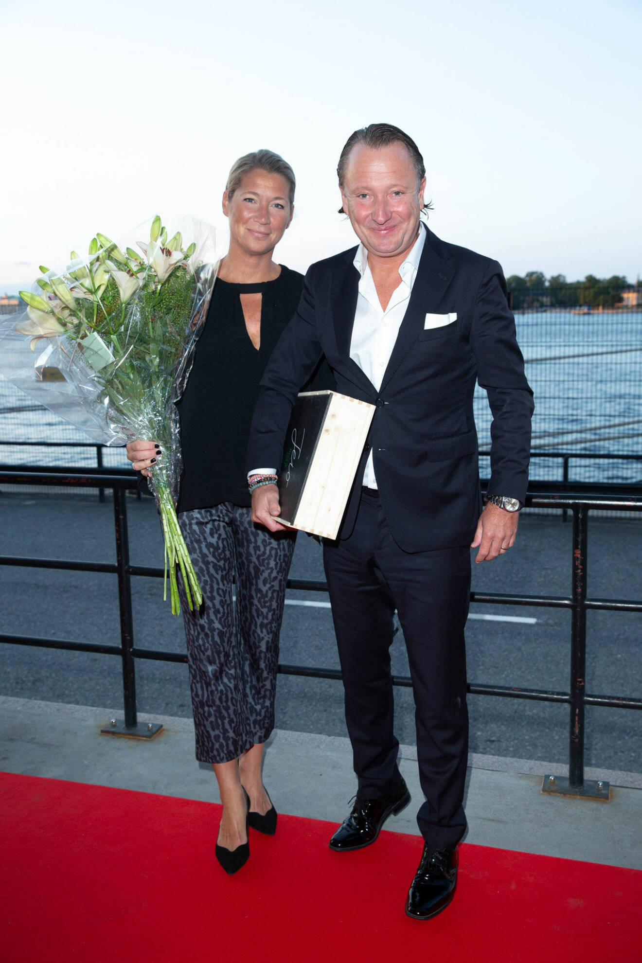 Med blomsterkvast och present kom Svensk Damtidnings chefredaktör Johan T Lindwall och hustrun Lisa.
