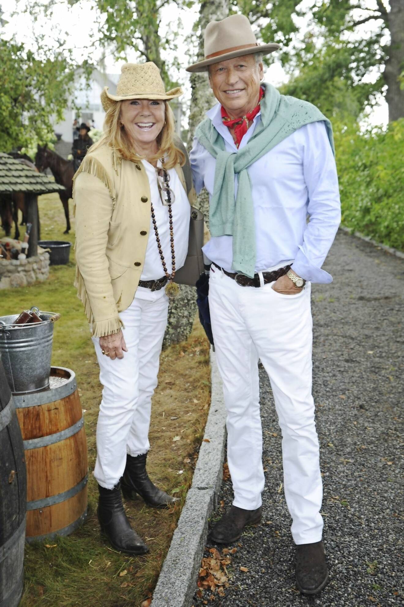 Vita jeans och cowboyhatt var modellen för makarna Monica och Allan Fogstrand.