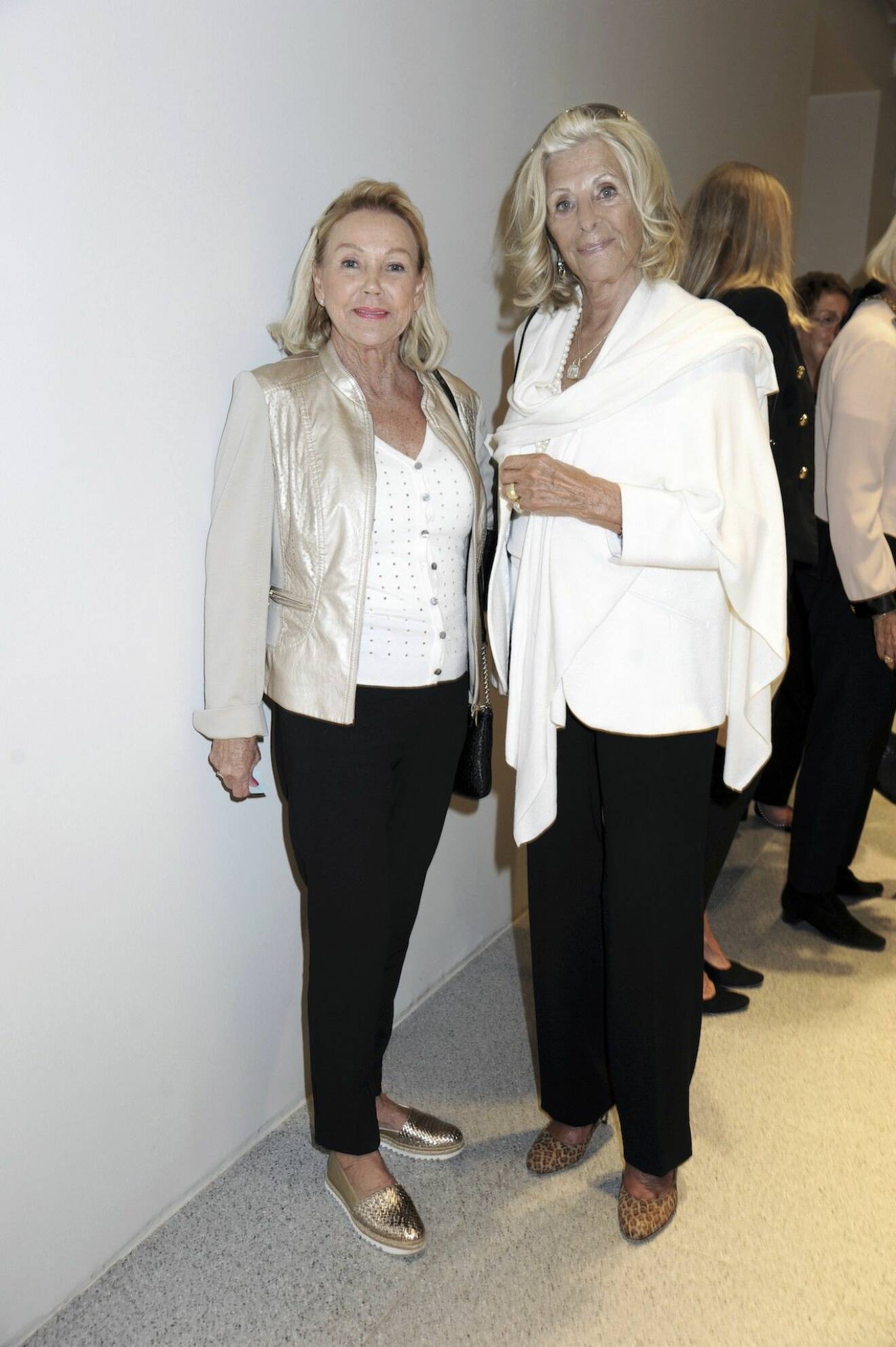 Väninnorna Aila Andersson och Anita Axelsson var snygga i vitt och svart.