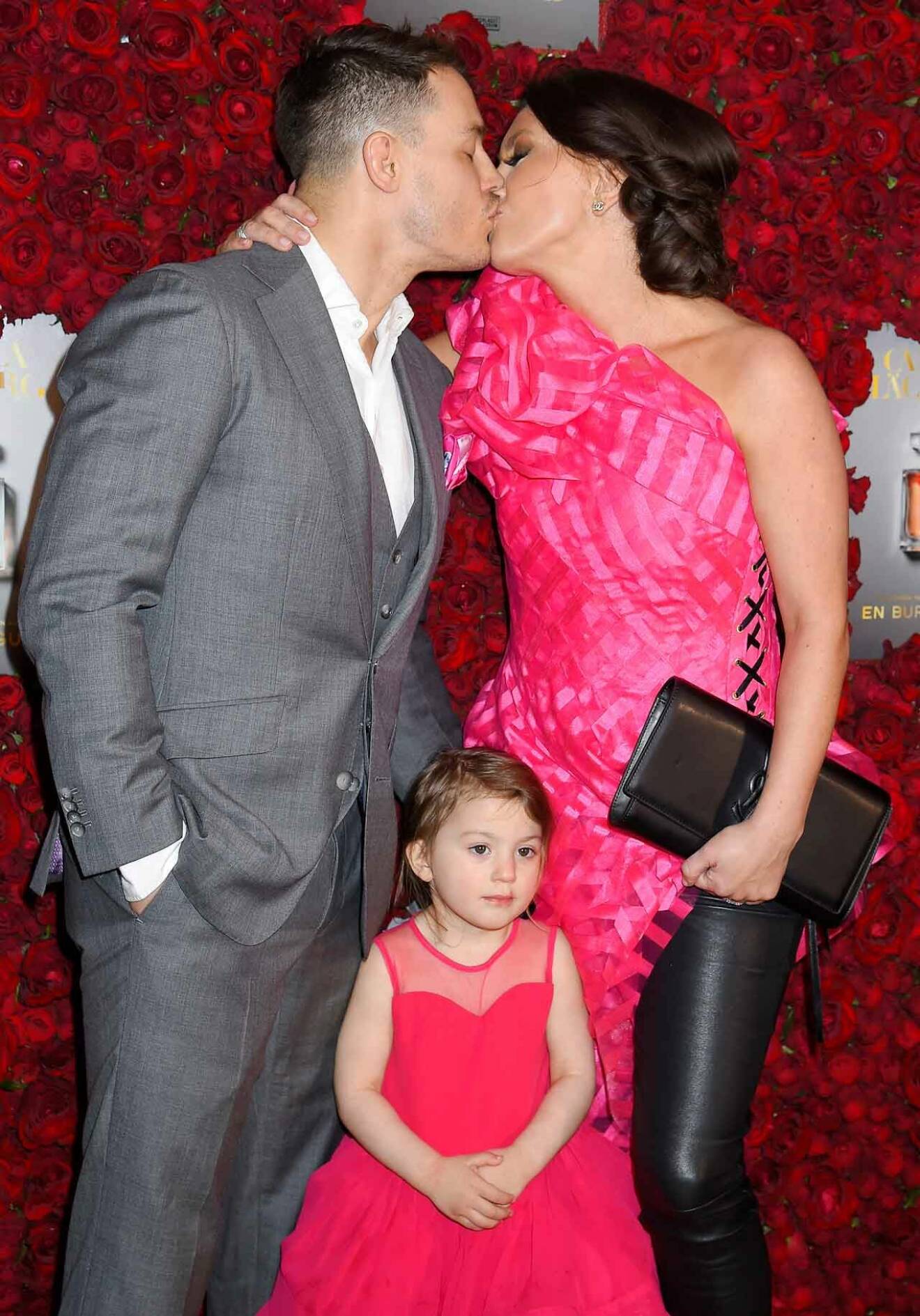 Och kysstes intensivt med maken Simon Sköld! Lilla dottern Penny i rosa klänning, precis som mamma.