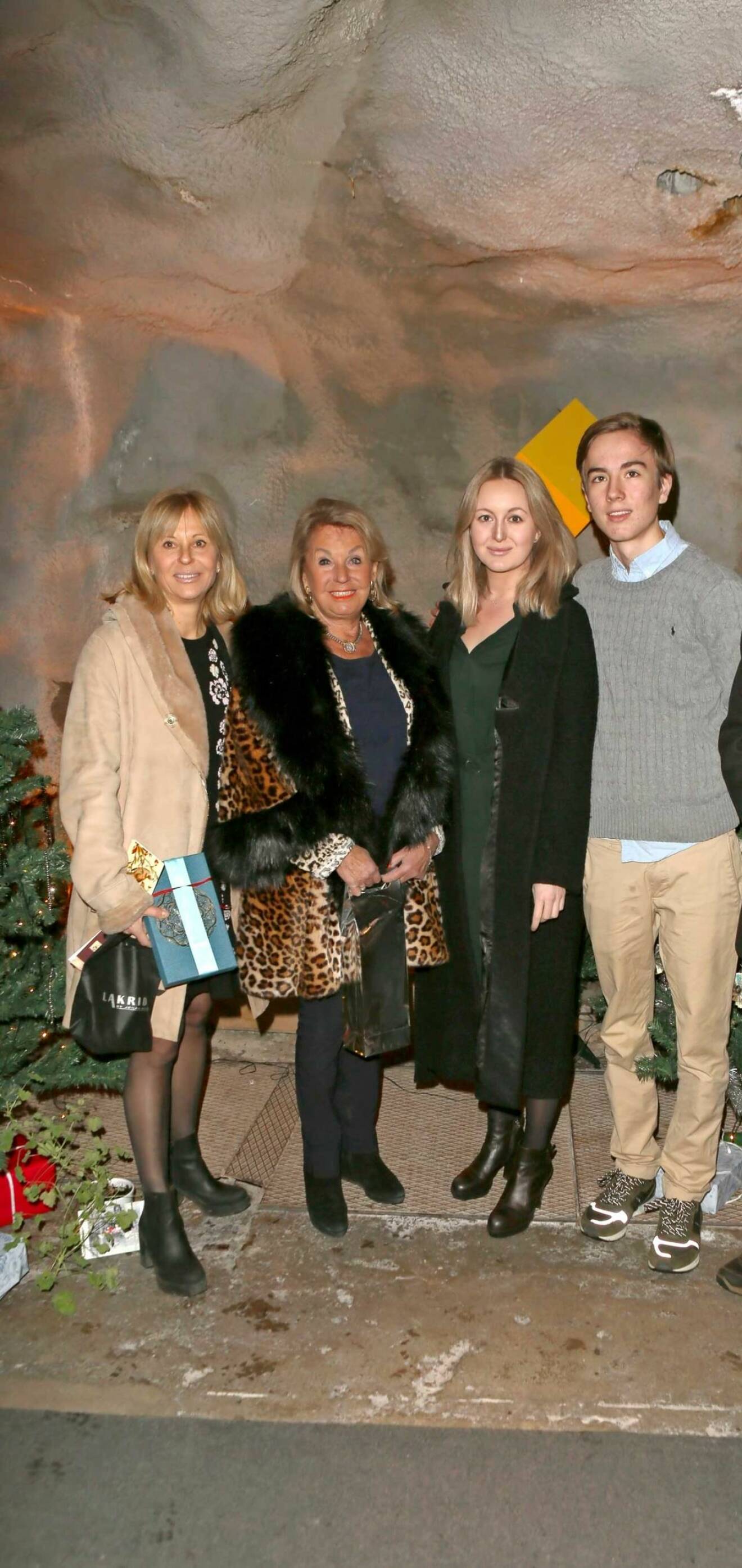 Tina von Schinkel Wehtje med sin mor Agneta von Schinkel och barnen Ellen och Adam.