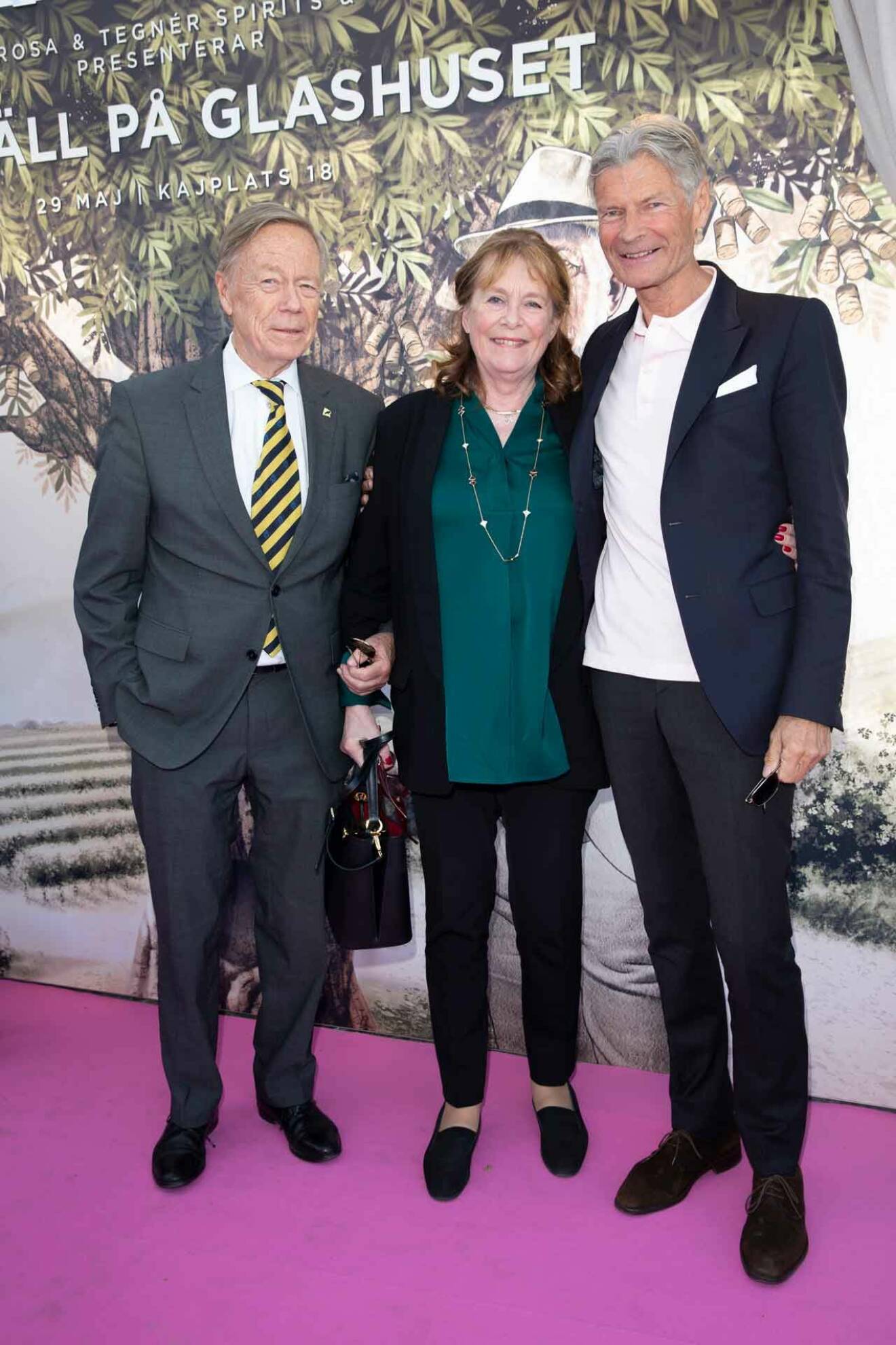 Makarna Calle och Maggie Piehl på rosa mattan med Fredrik Ramberg, advokat och vän till kungaparet.