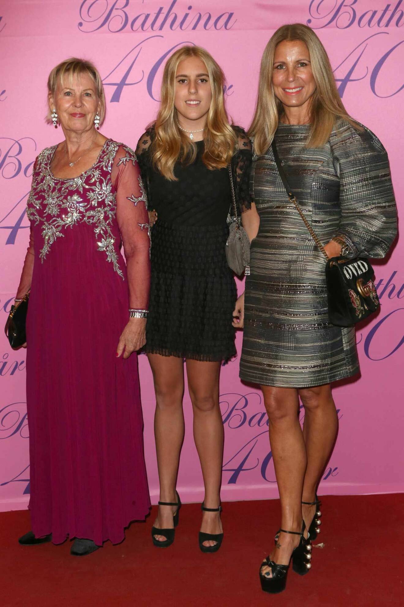 Ajes dotter Nina Philipson (th) med dotter Mini och väninnan Birgitta Cronlund.